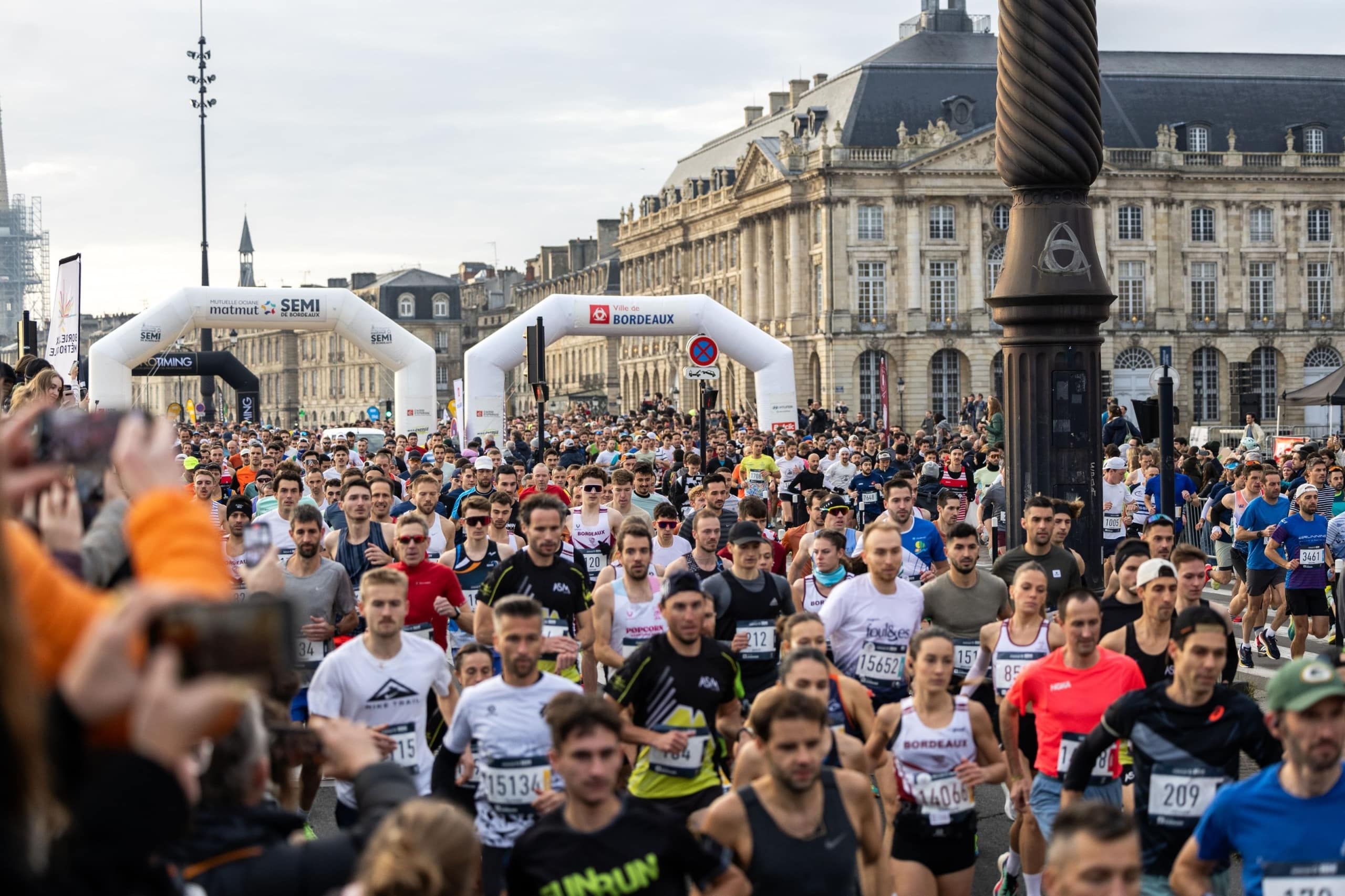 Le Marathon de Bordeaux AG2R La Mondiale fera son grand retour le 8 novembre prochain sur les quais de la Garonne, avec trois formats au programme : 10 km, semi-marathon et le très attendu 42,195 km, absent depuis 2019. Les inscriptions seront ouvertes dès le 26 mai et les dossards risquent de ne pas faire long feu. Alors si Bordeaux et ses pierres blondes font partie de vos plans d'automne, voilà le moment de dégainer la carte bleue.