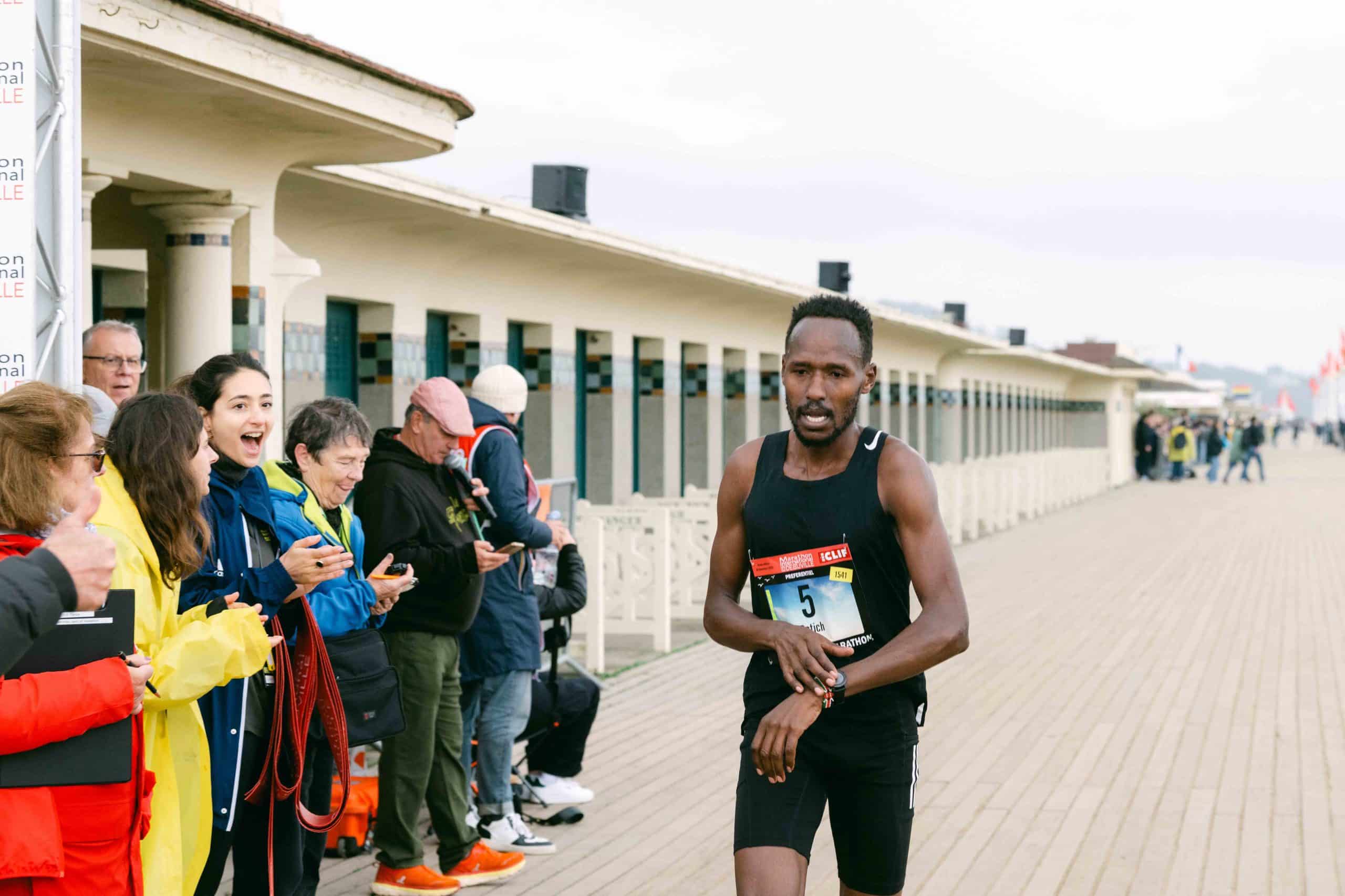 Ils ont fait vibrer les Planches. Le Normand Guillaume Ruel (Stade Saint-Lô) et la Normande Selina Leroy (Rouen) ont remporté, ce dimanche, l’épreuve reine du Marathon International de Deauville. Sous une météo idéale et devant une foule impressionnante, ils ont avalé les 42,195 km en 2h21 et 2h39.