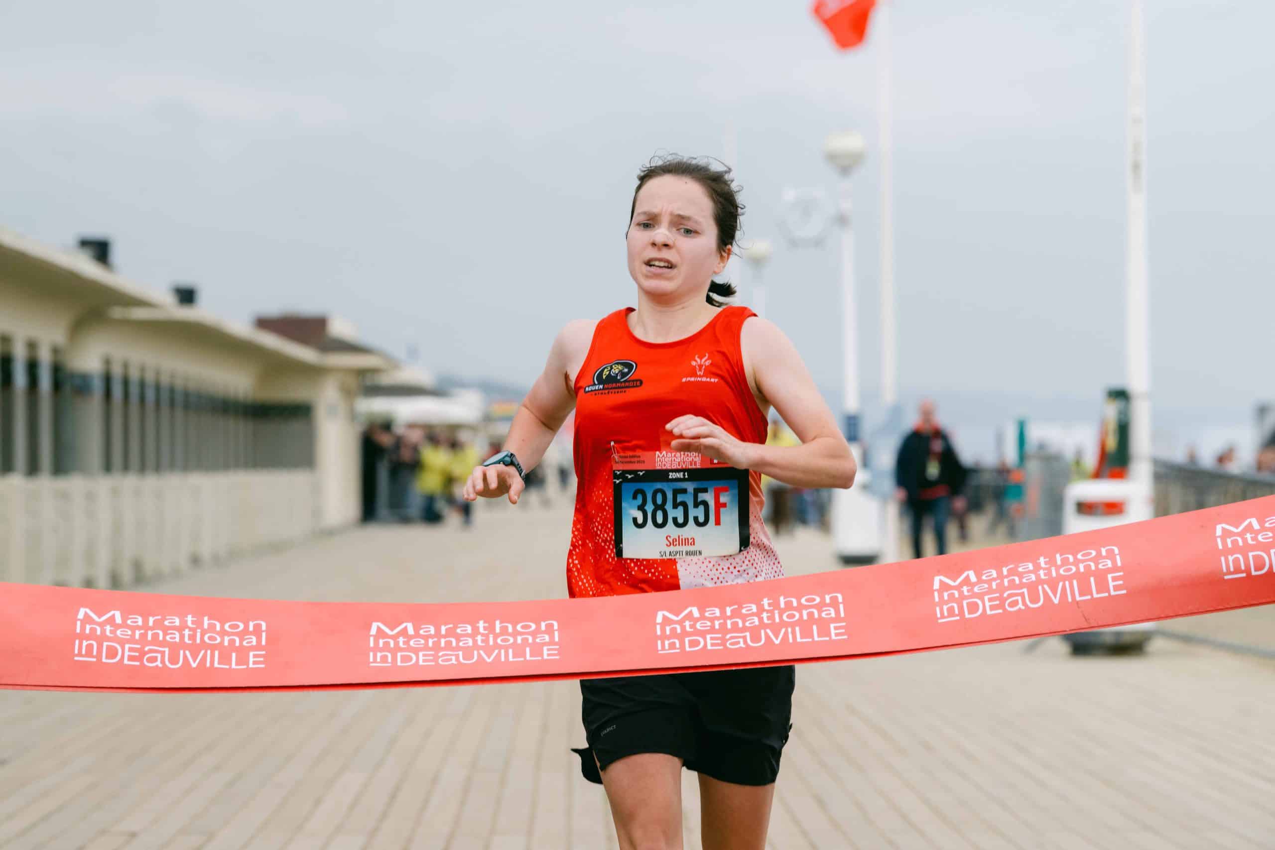 Ils ont fait vibrer les Planches. Le Normand Guillaume Ruel (Stade Saint-Lô) et la Normande Selina Leroy (Rouen) ont remporté, ce dimanche, l’épreuve reine du Marathon International de Deauville. Sous une météo idéale et devant une foule impressionnante, ils ont avalé les 42,195 km en 2h21 et 2h39.