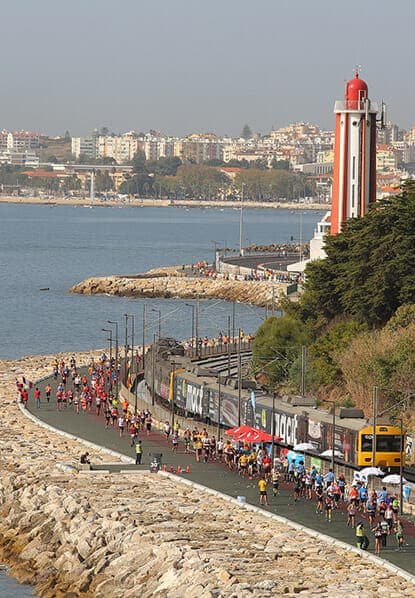 En 2025, le running est en plein boom. La communauté de coureurs s’agrandit mais il y a aussi le revers de la médaille : pour décrocher un dossard sur une grande course, il faut parfois s’y prendre un an à l’avance. Un vrai casse-tête pour les runners à la recherche d’un objectif. Et pourtant, il y a encore des pépites en Europe, à seulement quelques heures de la France, offrant des conditions idéales pour courir cette année : parcours rapide, organisation millimétrée, météo parfaite, ambiance de fête et décor de carte postale. Cette année, cap sur le Portugal pour vivre un week-end sportif inoubliable : le Marathon de Lisbonne.