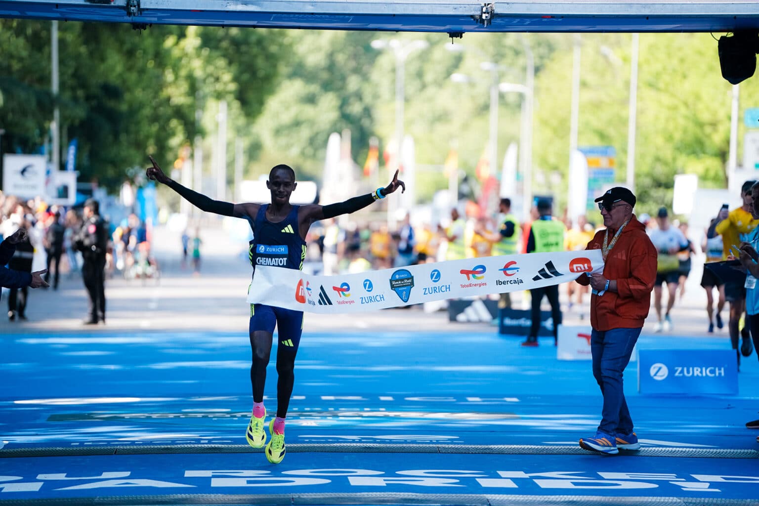 Découvrez les résultats du Marathon de Madrid 2026 avec les victoires de Mike Chematot et Kena Girma avec 47 000 coureurs au départ.