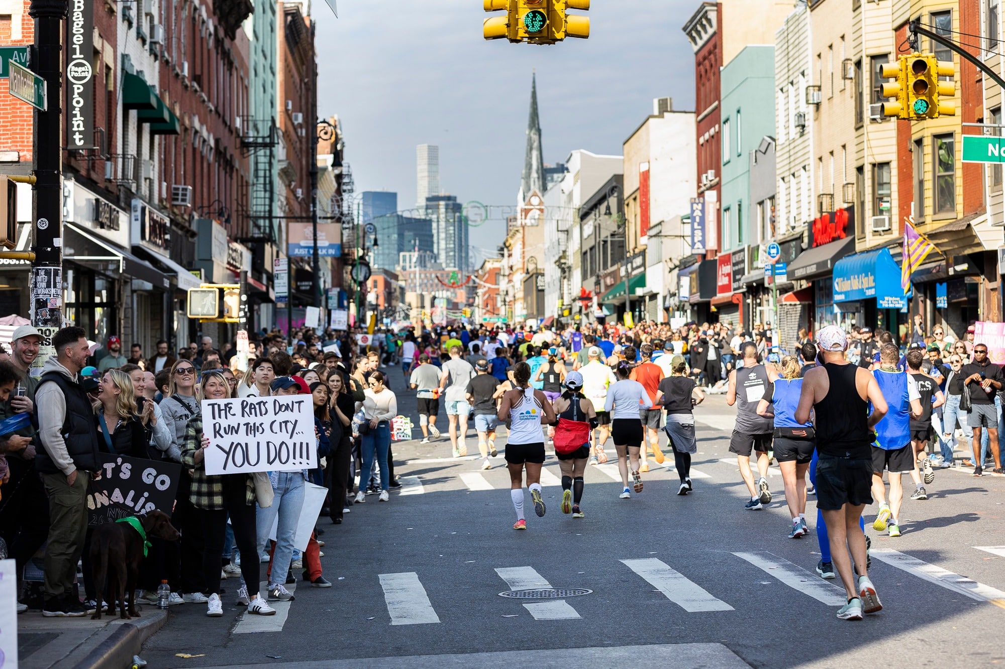 À New York, le running n’échappe pas à la frénésie de la Big Apple. Ici, on court pour la prestigieuse médaille du marathon, pour le style, pour la gloire, pour se dépasser, ou simplement pour se sentir vivant et partager une passion. Et cette immense énergie collective se traduit directement dans les chiffres. Des chiffres qui donnent le tournis, à l’image de la ville et de ses hauts gratte-ciel. Selon le dernier rapport économique de l’association New York Road Runners (NYRR), organisatrice du Marathon de New York, leurs courses ont généré près d’un milliard de dollars de retombées économiques pour la ville. Oui, un milliard. Plus que le Super Bowl. Et même plus que la période de Noël. Derrières ces chiffres se cachent la confirmation de l’ascension fulgurante du running et la preuve qu’ici la course à pied est devenue un véritable moteur économique et culturel et un pilier de la vie new-yorkaise au même titre que Broadway ou les Yankees.