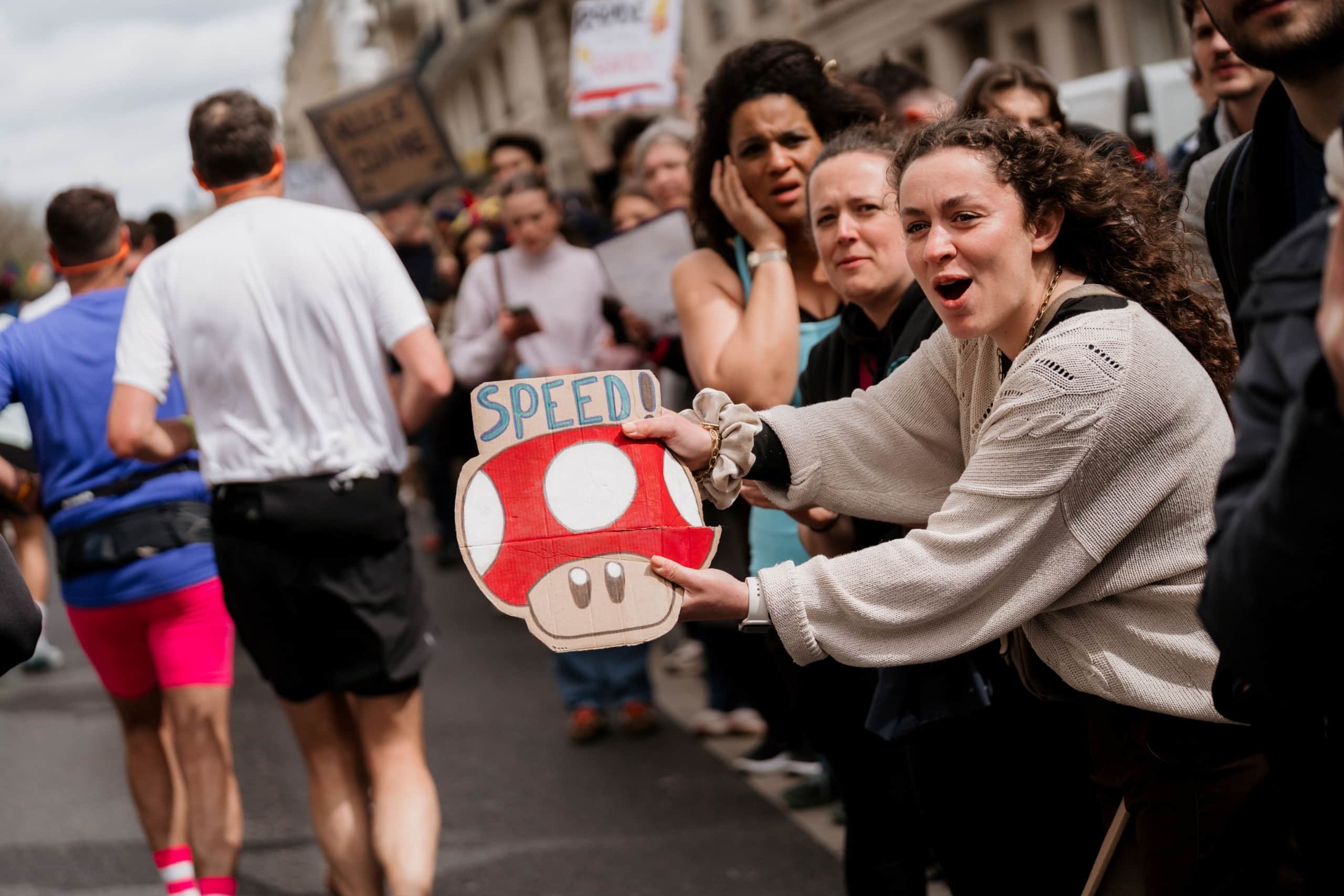 Marathon de Paris 2026 : 57 464 finishers, 49{929902e1ae24fbd41363c9a1c32dfbb627114431c099f6444c46d2492cf1e17f} de primo-marathoniens, record féminin... retrouvez tous les chiffres clés d’une édition spectaculaire au cœur de la capitale.