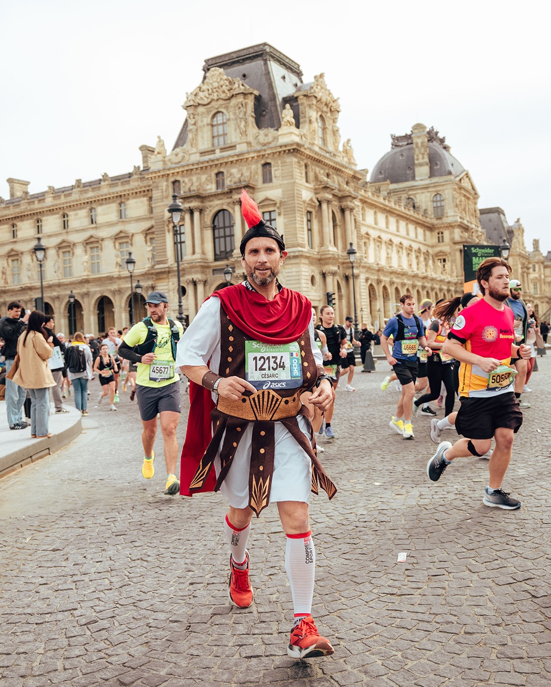 La 49e édition du Marathon de Paris a rassemblé 57 464 coureurs sur la ligne d’arrivée, avenue Foch. Nous étions au coeur du parcours, récit.