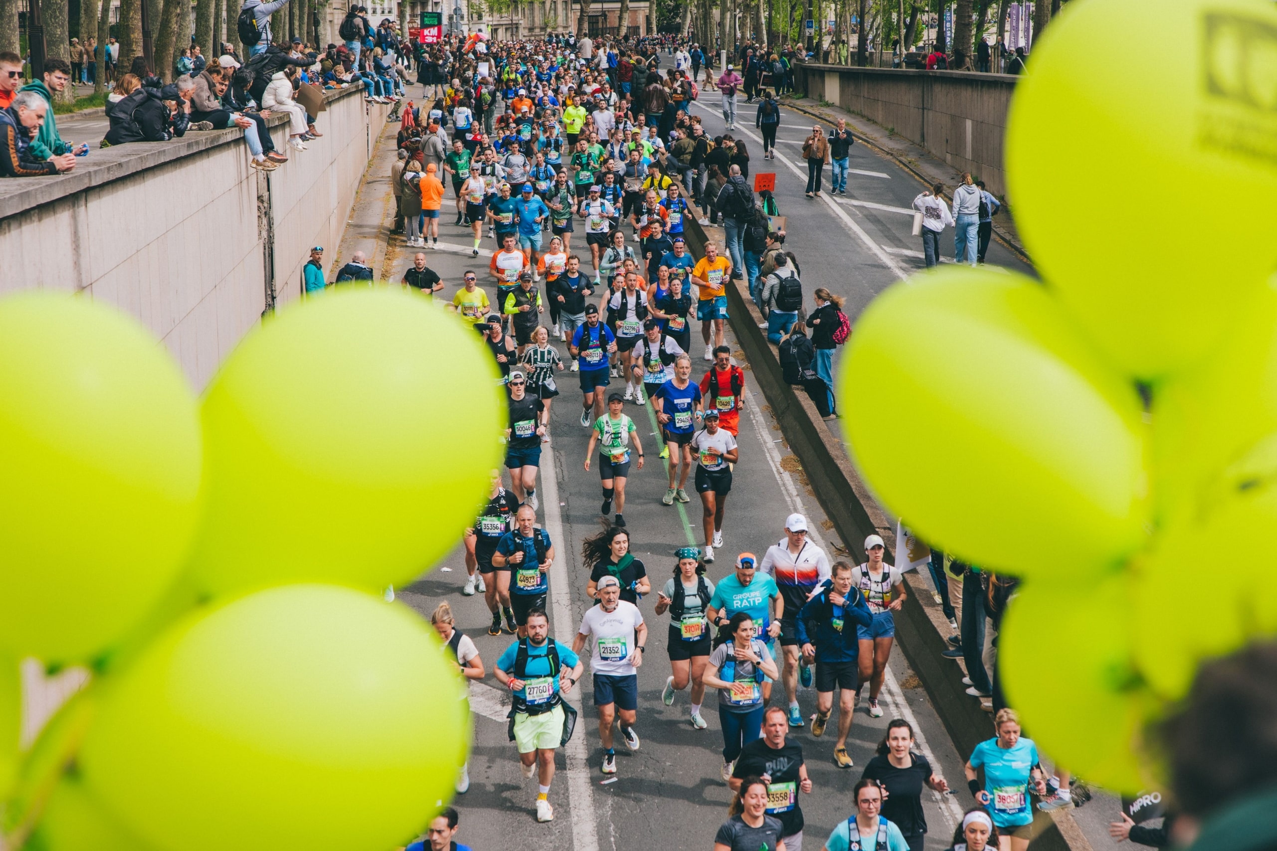 Marathon de Paris 2026 : 57 464 finishers, 49{929902e1ae24fbd41363c9a1c32dfbb627114431c099f6444c46d2492cf1e17f} de primo-marathoniens, record féminin... retrouvez tous les chiffres clés d’une édition spectaculaire au cœur de la capitale.
