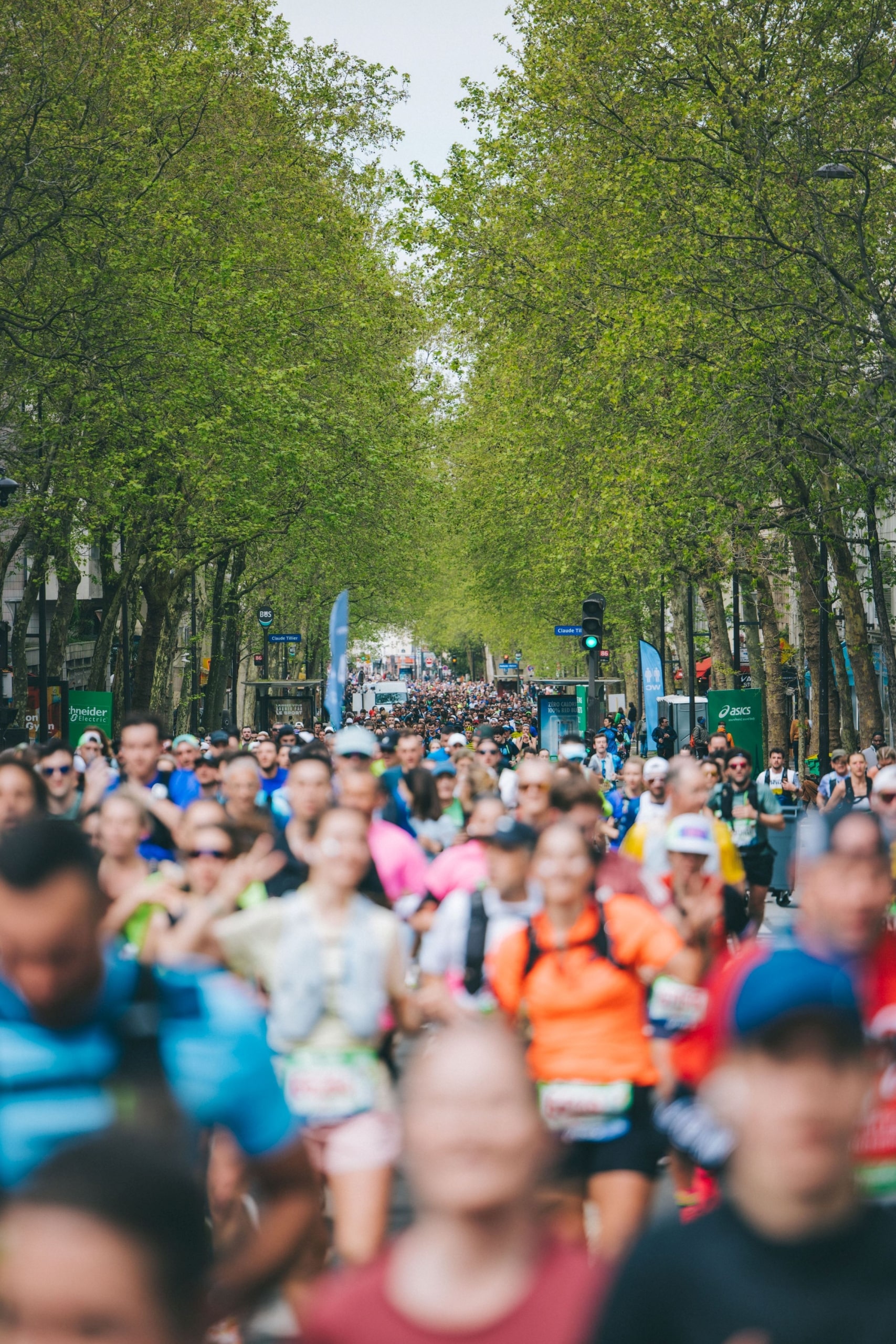 Marathon de Paris 2026 : 57 464 finishers, 49{929902e1ae24fbd41363c9a1c32dfbb627114431c099f6444c46d2492cf1e17f} de primo-marathoniens, record féminin... retrouvez tous les chiffres clés d’une édition spectaculaire au cœur de la capitale.