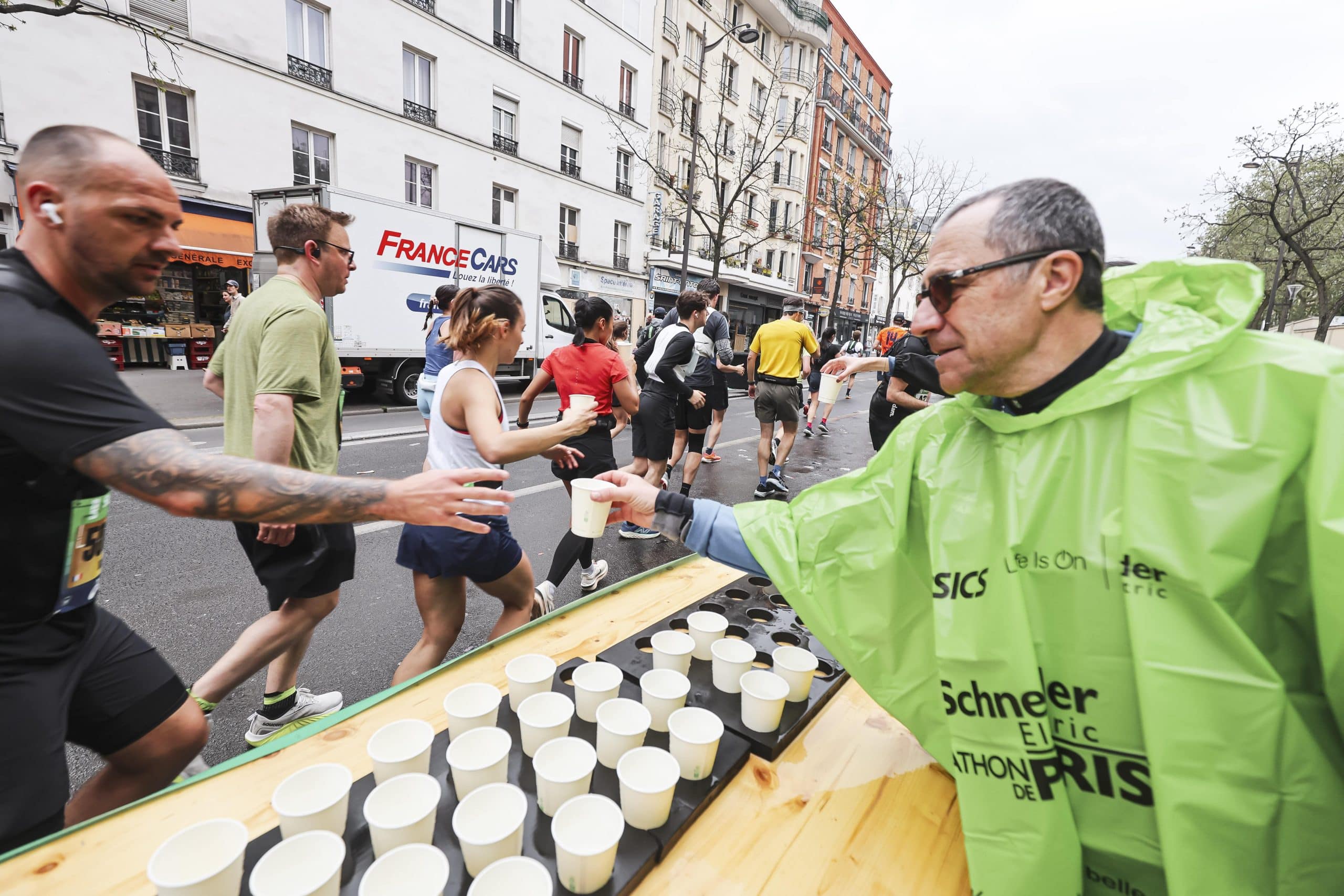 ASO annonce des bidons réutilisables pour les coureurs visant moins de 2h50 au Marathon de Paris 2026. Marathons.com vous explique tout.