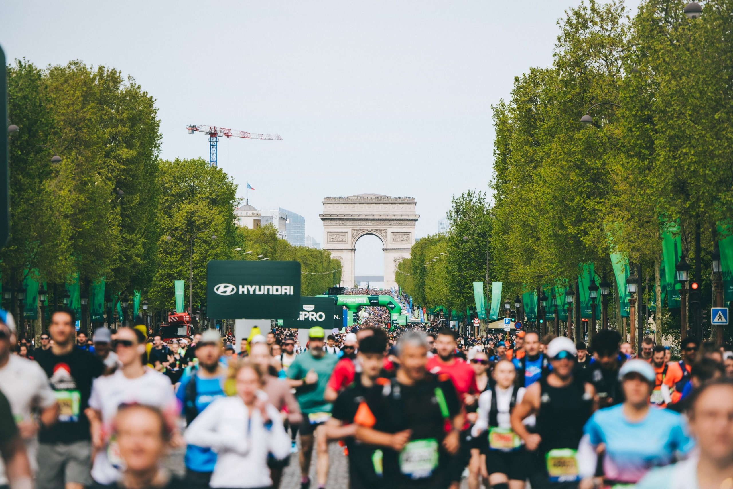 Marathon de Paris 2026 : 57 464 finishers, 49{929902e1ae24fbd41363c9a1c32dfbb627114431c099f6444c46d2492cf1e17f} de primo-marathoniens, record féminin... retrouvez tous les chiffres clés d’une édition spectaculaire au cœur de la capitale.