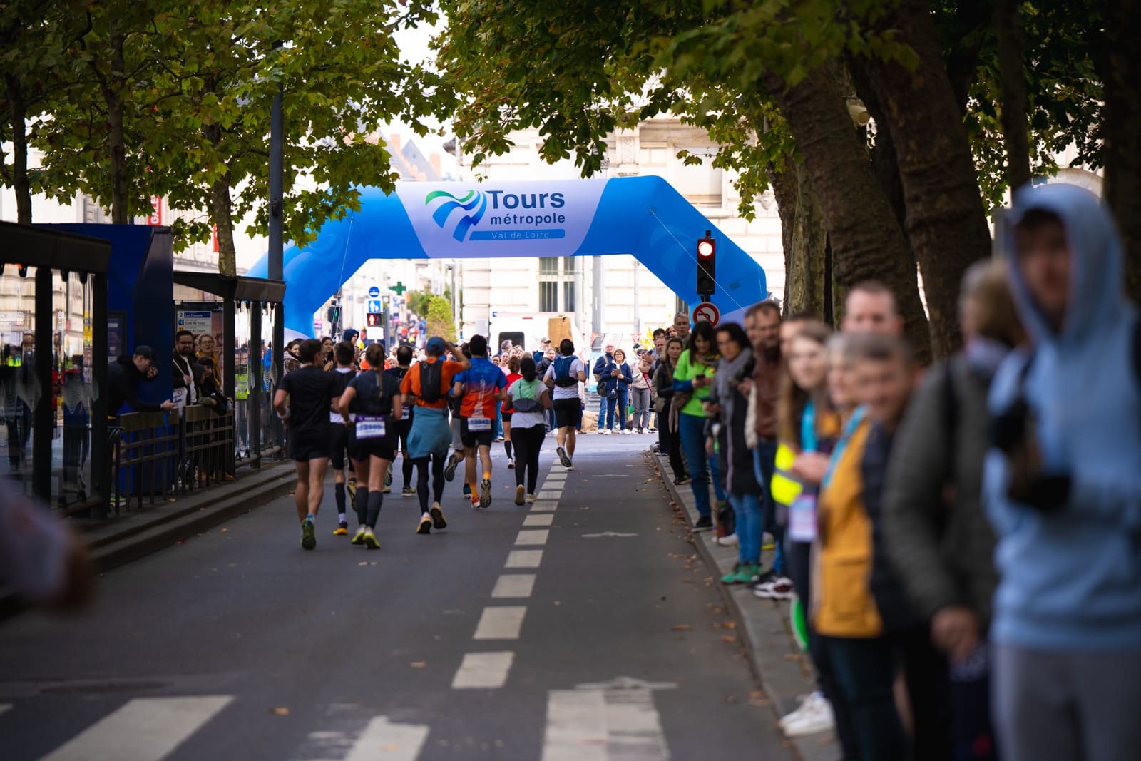 Marathon de Tours : découvrez le parcours entre vignobles, Loire et patrimoine historique. Analyse complète et infos clés.