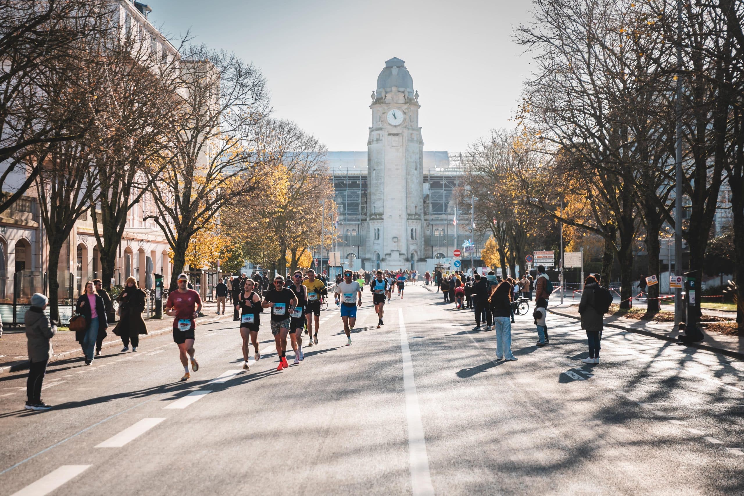 La Rochelle a une nouvelle fois célébré le marathon dans toute sa diversité. Elvis Cheboi a triomphé chez les hommes malgré un virage manqué, Betty Chepkemoi a confirmé son statut de favorite chez les femmes, Théo Rageot a survolé le 10 km et Pascal Vallet a dominé la course Handi Fauteuil. Entre records, stratégies françaises et ambiance portuaire bouillonnante, le 34e épisode du marathon Serge Vigot a offert un spectacle riche en suspense et en émotions. Retour sur une course riche en relief et en émotions.