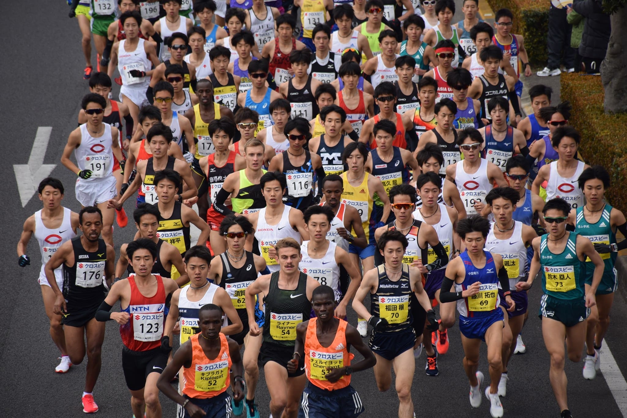 Le semi-marathon de Marugame 2026, semi le plus dense du monde, révèle la culture unique du running japonais : héritage de l’ekiden, discipline collective et une incroyable profondeur sub-élite.