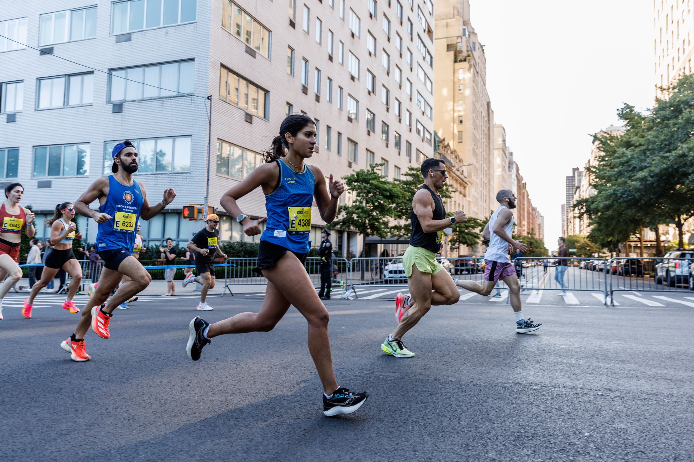 Un mile. 1609 mètres. Une distance culte aux États-Unis, où elle a façonné l’histoire de l’athlétisme. Ce dimanche 7 septembre, New York vibrera au rythme de la 44ᵉ édition du New Balance 5th Avenue Mile, organisée par l’association de running new-yorkaise NYRR. Entre les gratte-ciel de Manhattan, sur l’une des avenues les plus célèbres du monde, les meilleurs demi-fondeurs viendront en découdre… et ils ne seront pas seuls : près de 8 500 coureurs amateurs s’aligneront également sur la ligne de départ. Marathons.com vous présente cette course de légende.