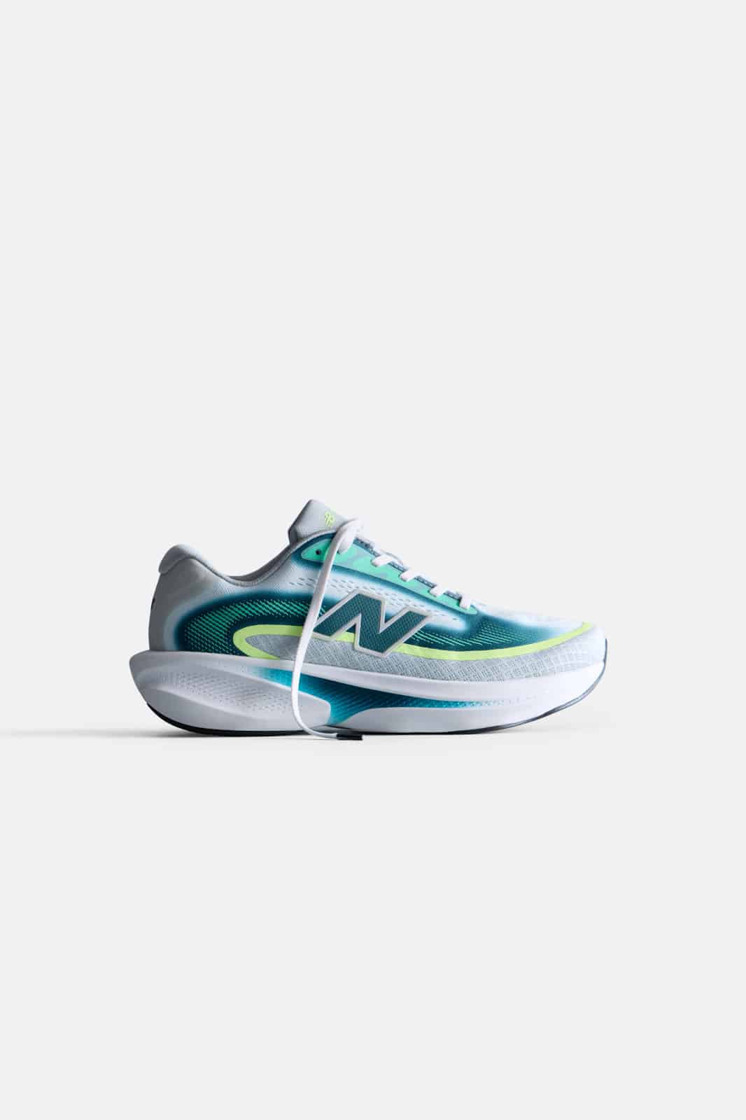 New Balance lance la Ellipse v1, une nouvelle chaussure running au style lifestyle et à l’amorti Fresh Foam X. Confortable, polyvalente et accessible à tous les coureurs, elle redonne du plaisir aux sorties quotidiennes.