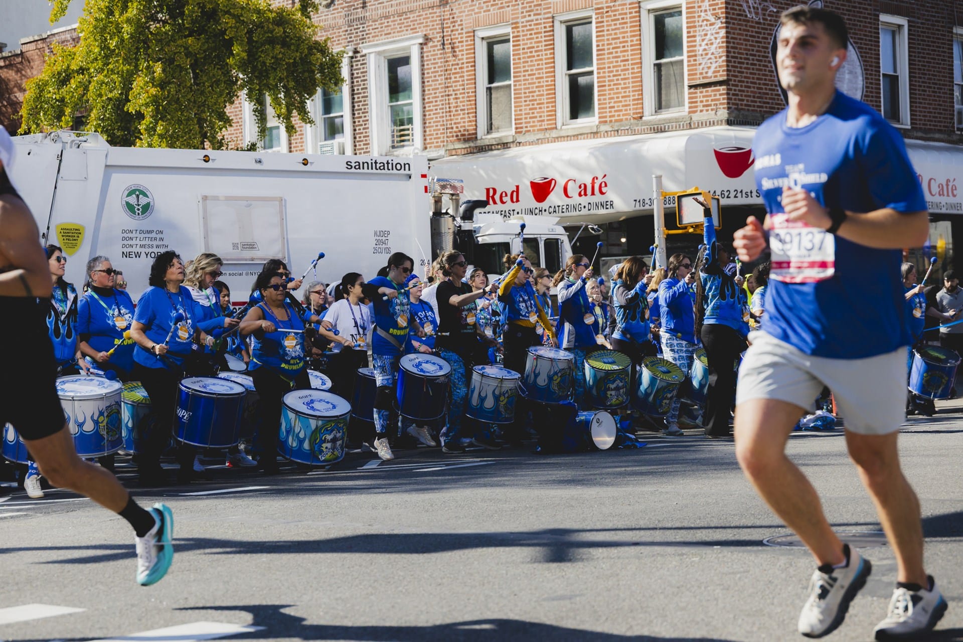 59 226 finishers : record du monde battu pour le Marathon de New York 2025 qui reprend sa couronne de plus grand marathon du monde. Chiffres clés, performances, ambiance et faits marquants d’une édition historique.
