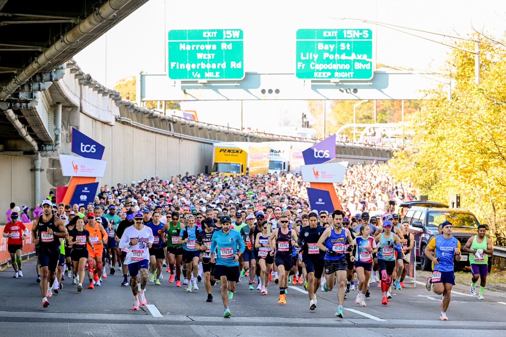59 226 finishers : record du monde battu pour le Marathon de New York 2025 qui reprend sa couronne de plus grand marathon du monde. Chiffres clés, performances, ambiance et faits marquants d’une édition historique.