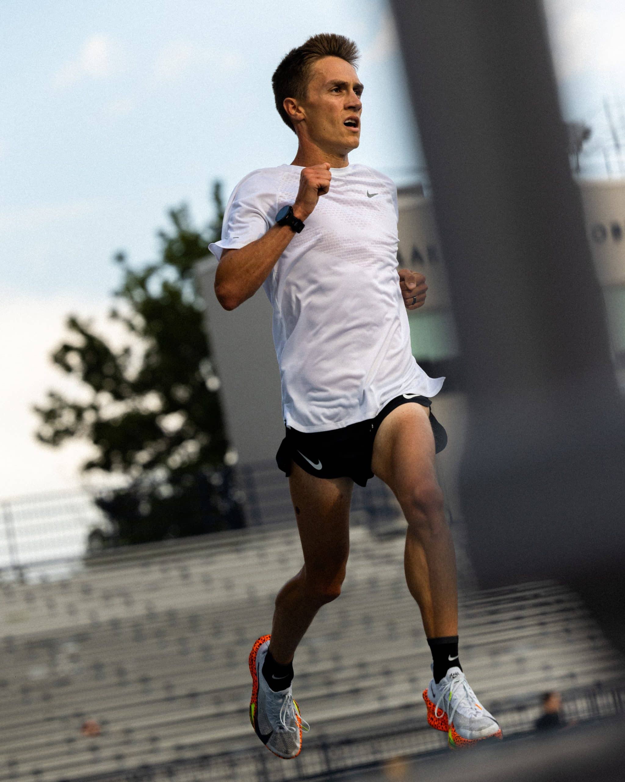 Huitième du marathon des Jeux de Paris, Conner Mantz incarne cette génération de coureurs américains qui redonnent vie au marathon. Ce dimanche, il tentera de battre le record national au prestigieux Marathon de Chicago. Un coureur méthodique, travailleur, accro à l’entraînement. Grâce à ses qualités et son expérience, il s’est retrouvé au cœur d’un projet secret signé Nike : tester un prototype encore inconnu du grand public, la Vomero Premium.