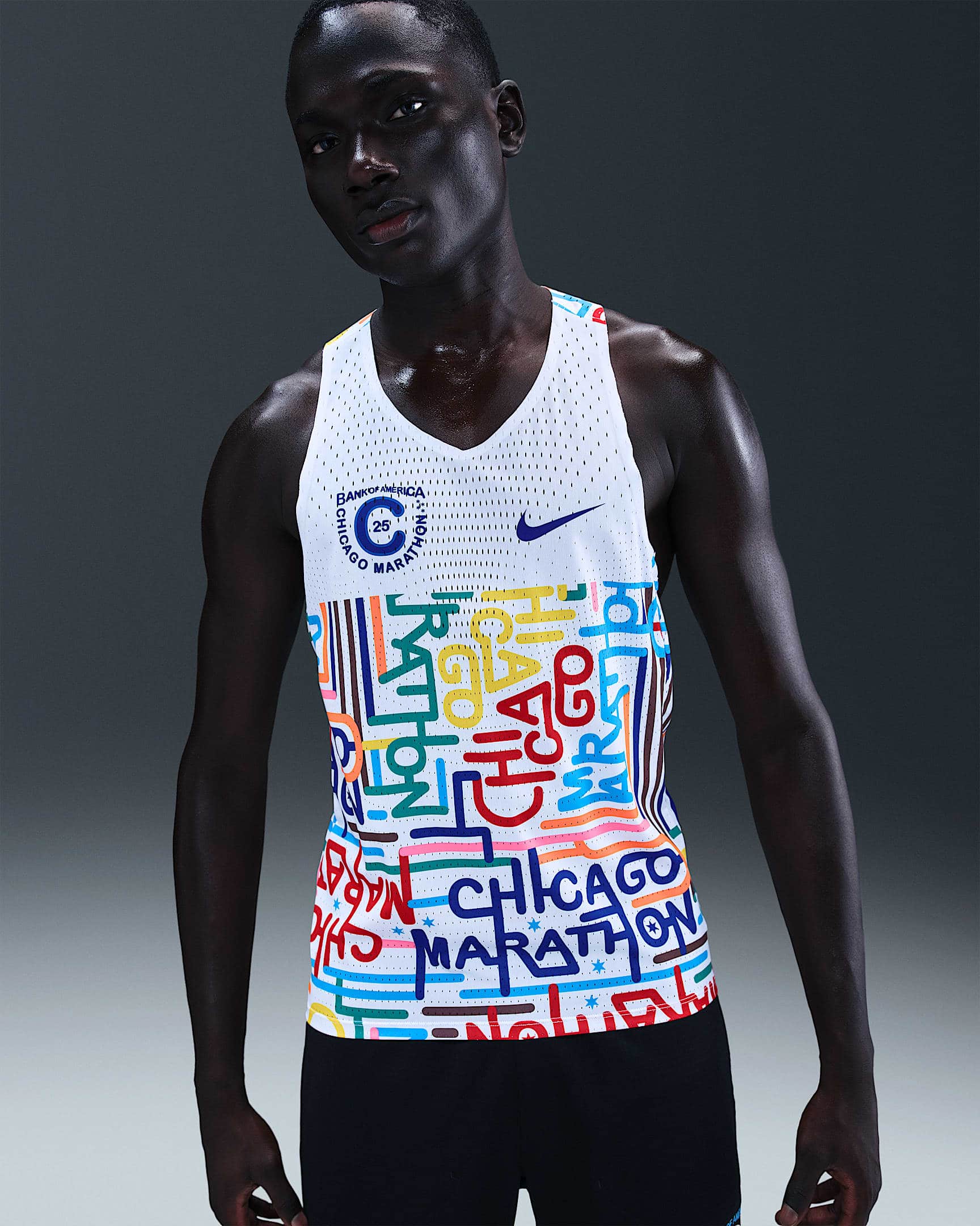 À deux semaines du départ de la 47e édition du Marathon de Chicago, Nike dévoile enfin la collection officielle de la course. Comme pour les autres Majors, cette capsule est très attendue des participants, qui y trouvent à la fois des pièces techniques inédites et, surtout, de véritables symboles de leur accomplissement. Plus qu’une ligne de vêtements de running, c’est un hommage à Chicago, à son identité et à sa culture, avec en toile de fond son métro aérien qui traverse le Loop, cœur vibrant du centre-ville.