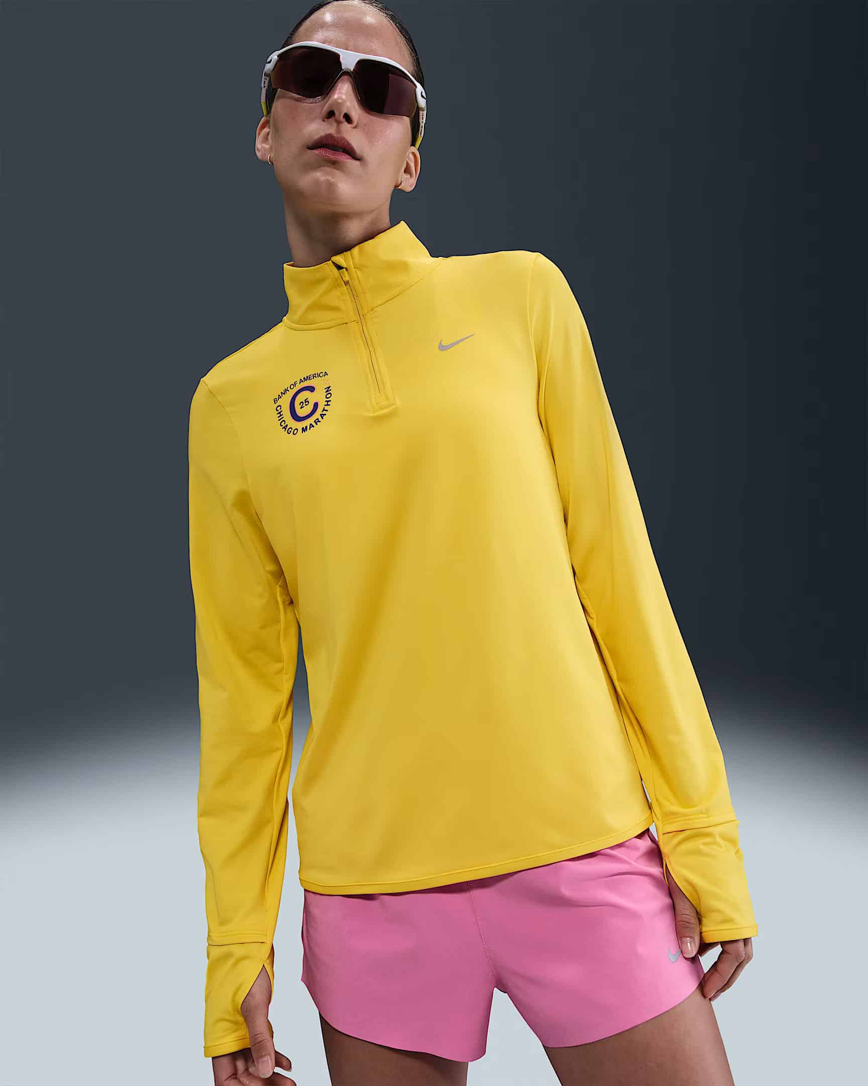 À deux semaines du départ de la 47e édition du Marathon de Chicago, Nike dévoile enfin la collection officielle de la course. Comme pour les autres Majors, cette capsule est très attendue des participants, qui y trouvent à la fois des pièces techniques inédites et, surtout, de véritables symboles de leur accomplissement. Plus qu’une ligne de vêtements de running, c’est un hommage à Chicago, à son identité et à sa culture, avec en toile de fond son métro aérien qui traverse le Loop, cœur vibrant du centre-ville.