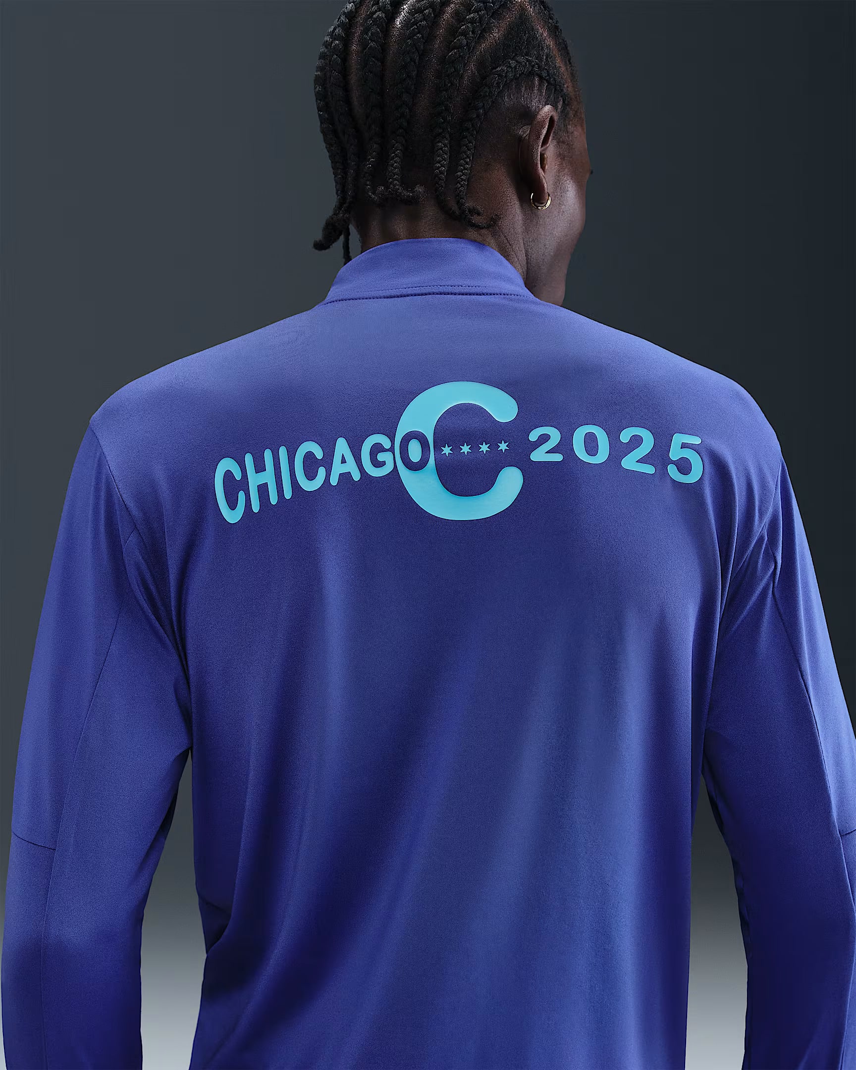À deux semaines du départ de la 47e édition du Marathon de Chicago, Nike dévoile enfin la collection officielle de la course. Comme pour les autres Majors, cette capsule est très attendue des participants, qui y trouvent à la fois des pièces techniques inédites et, surtout, de véritables symboles de leur accomplissement. Plus qu’une ligne de vêtements de running, c’est un hommage à Chicago, à son identité et à sa culture, avec en toile de fond son métro aérien qui traverse le Loop, cœur vibrant du centre-ville.