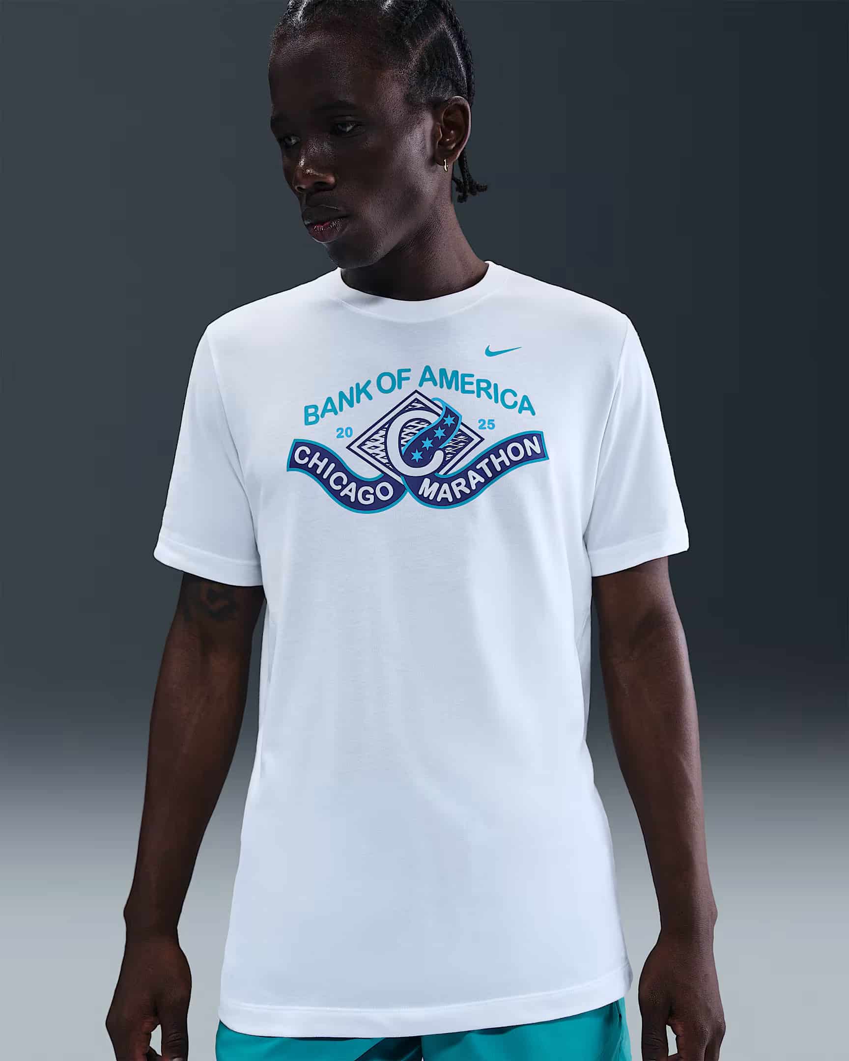 À deux semaines du départ de la 47e édition du Marathon de Chicago, Nike dévoile enfin la collection officielle de la course. Comme pour les autres Majors, cette capsule est très attendue des participants, qui y trouvent à la fois des pièces techniques inédites et, surtout, de véritables symboles de leur accomplissement. Plus qu’une ligne de vêtements de running, c’est un hommage à Chicago, à son identité et à sa culture, avec en toile de fond son métro aérien qui traverse le Loop, cœur vibrant du centre-ville.