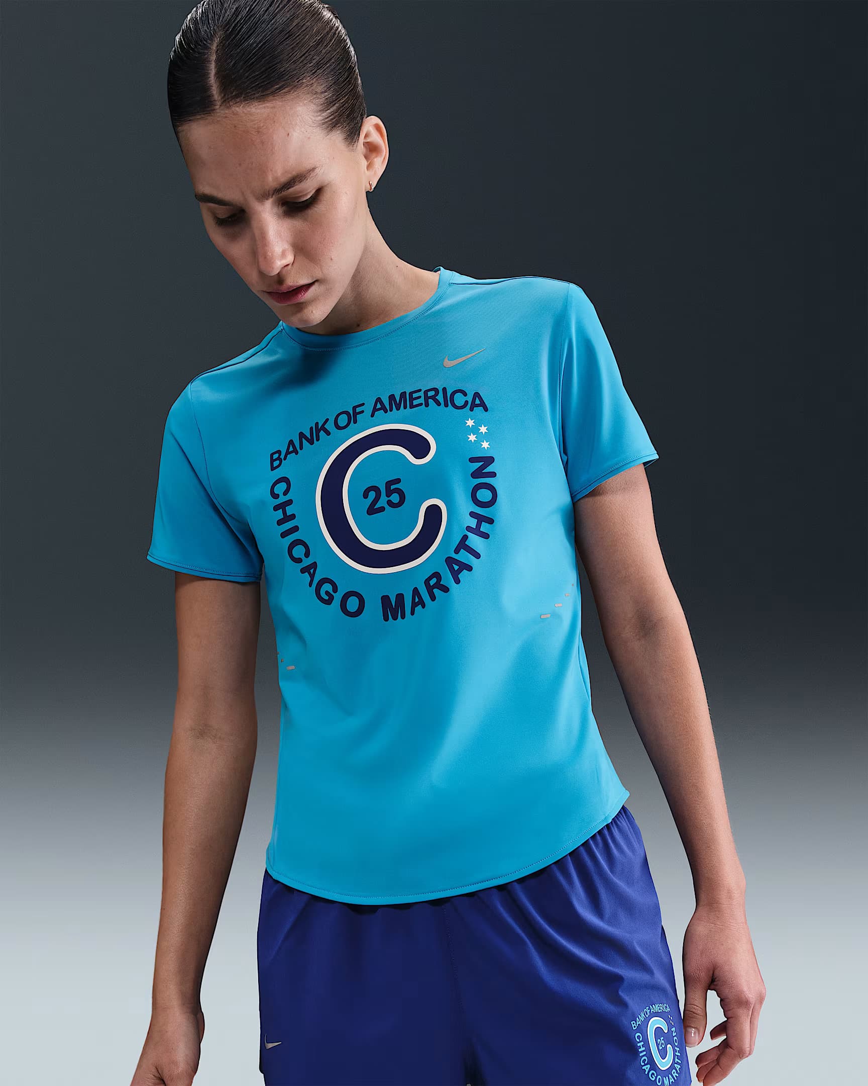 À deux semaines du départ de la 47e édition du Marathon de Chicago, Nike dévoile enfin la collection officielle de la course. Comme pour les autres Majors, cette capsule est très attendue des participants, qui y trouvent à la fois des pièces techniques inédites et, surtout, de véritables symboles de leur accomplissement. Plus qu’une ligne de vêtements de running, c’est un hommage à Chicago, à son identité et à sa culture, avec en toile de fond son métro aérien qui traverse le Loop, cœur vibrant du centre-ville.