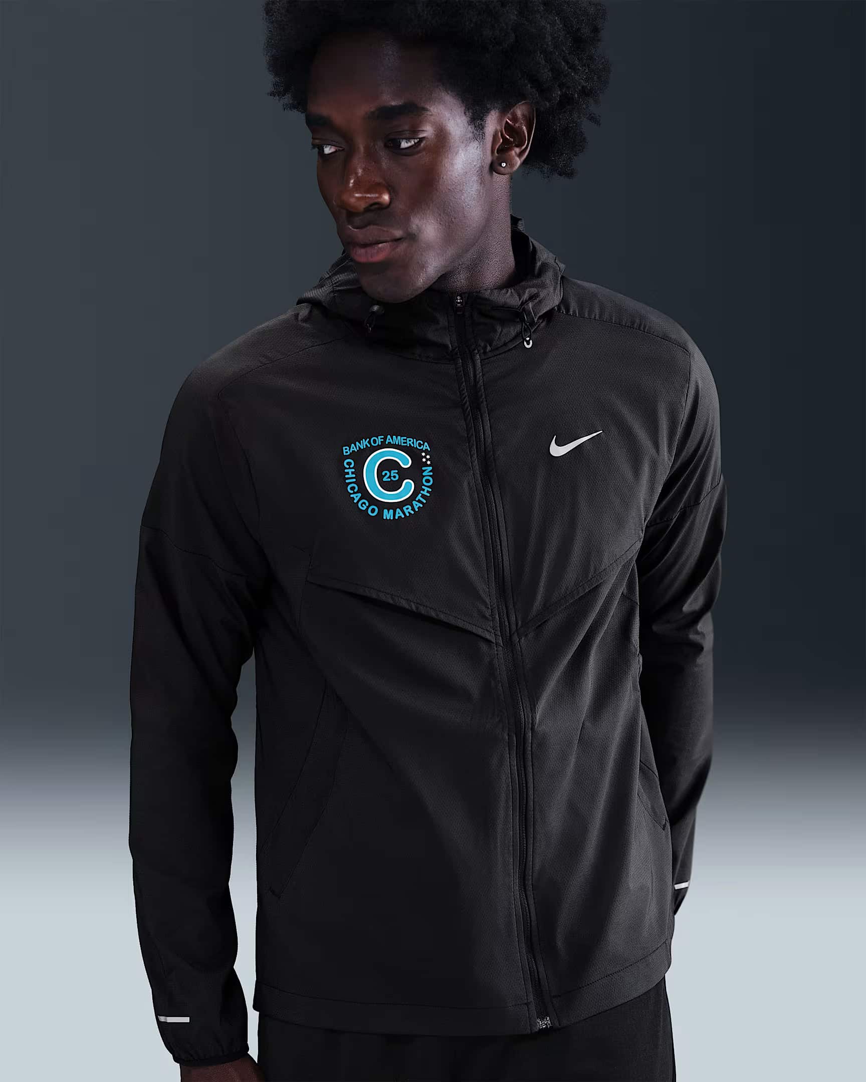 À deux semaines du départ de la 47e édition du Marathon de Chicago, Nike dévoile enfin la collection officielle de la course. Comme pour les autres Majors, cette capsule est très attendue des participants, qui y trouvent à la fois des pièces techniques inédites et, surtout, de véritables symboles de leur accomplissement. Plus qu’une ligne de vêtements de running, c’est un hommage à Chicago, à son identité et à sa culture, avec en toile de fond son métro aérien qui traverse le Loop, cœur vibrant du centre-ville.