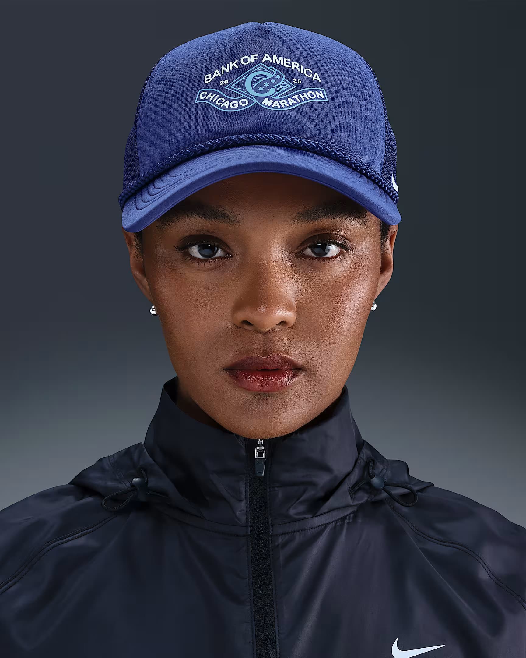 À deux semaines du départ de la 47e édition du Marathon de Chicago, Nike dévoile enfin la collection officielle de la course. Comme pour les autres Majors, cette capsule est très attendue des participants, qui y trouvent à la fois des pièces techniques inédites et, surtout, de véritables symboles de leur accomplissement. Plus qu’une ligne de vêtements de running, c’est un hommage à Chicago, à son identité et à sa culture, avec en toile de fond son métro aérien qui traverse le Loop, cœur vibrant du centre-ville.