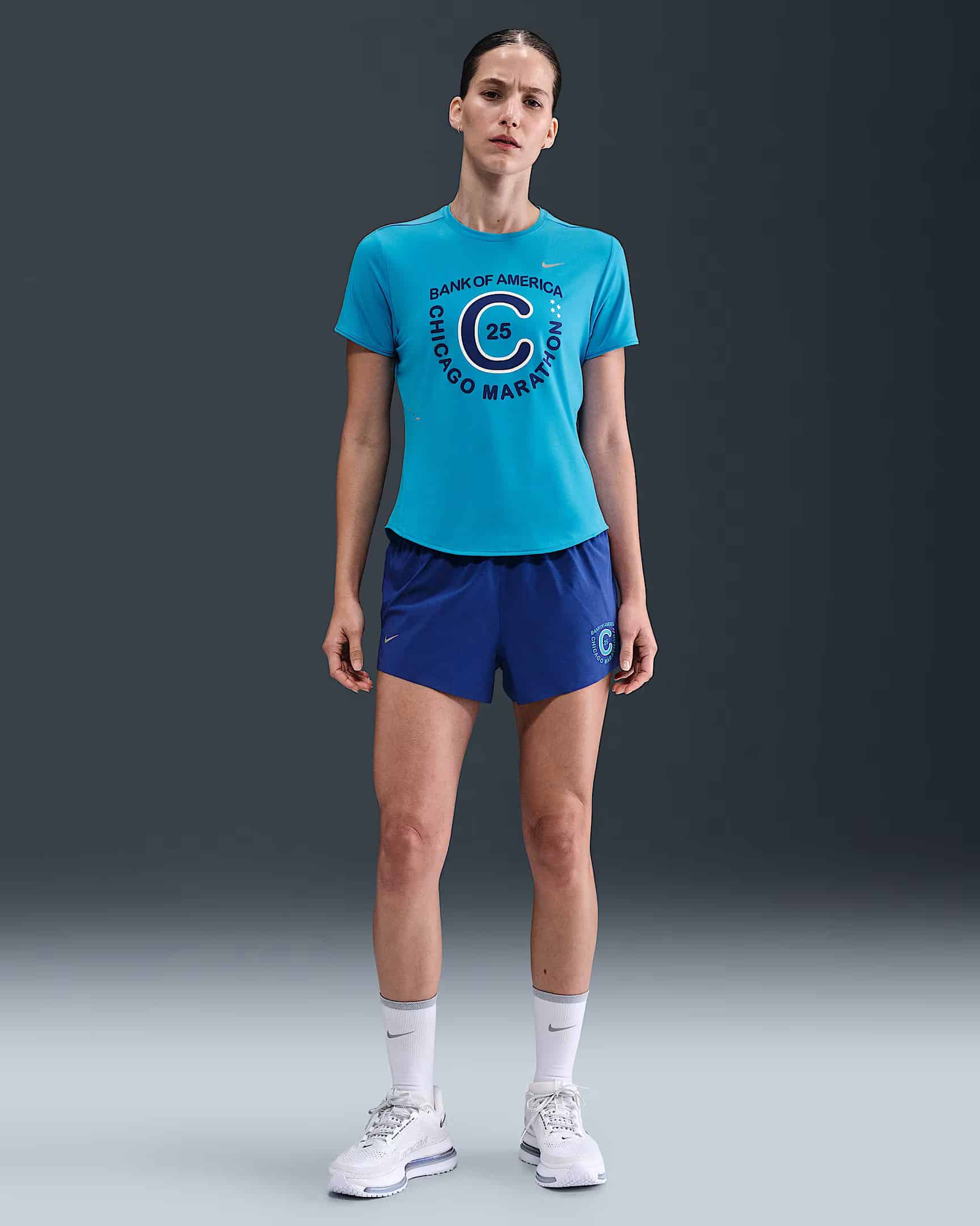 À deux semaines du départ de la 47e édition du Marathon de Chicago, Nike dévoile enfin la collection officielle de la course. Comme pour les autres Majors, cette capsule est très attendue des participants, qui y trouvent à la fois des pièces techniques inédites et, surtout, de véritables symboles de leur accomplissement. Plus qu’une ligne de vêtements de running, c’est un hommage à Chicago, à son identité et à sa culture, avec en toile de fond son métro aérien qui traverse le Loop, cœur vibrant du centre-ville.