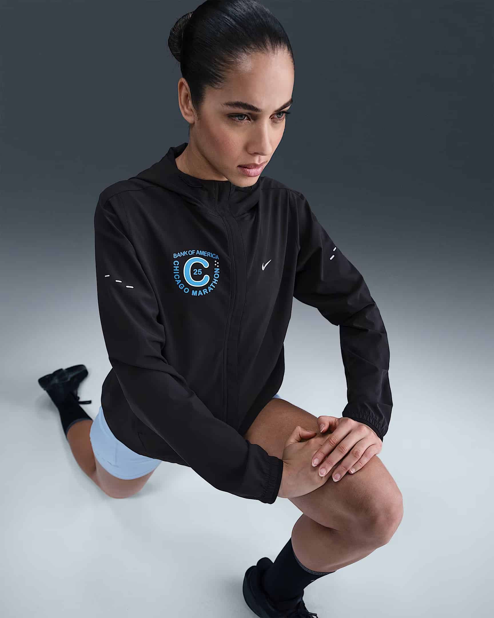 À deux semaines du départ de la 47e édition du Marathon de Chicago, Nike dévoile enfin la collection officielle de la course. Comme pour les autres Majors, cette capsule est très attendue des participants, qui y trouvent à la fois des pièces techniques inédites et, surtout, de véritables symboles de leur accomplissement. Plus qu’une ligne de vêtements de running, c’est un hommage à Chicago, à son identité et à sa culture, avec en toile de fond son métro aérien qui traverse le Loop, cœur vibrant du centre-ville.