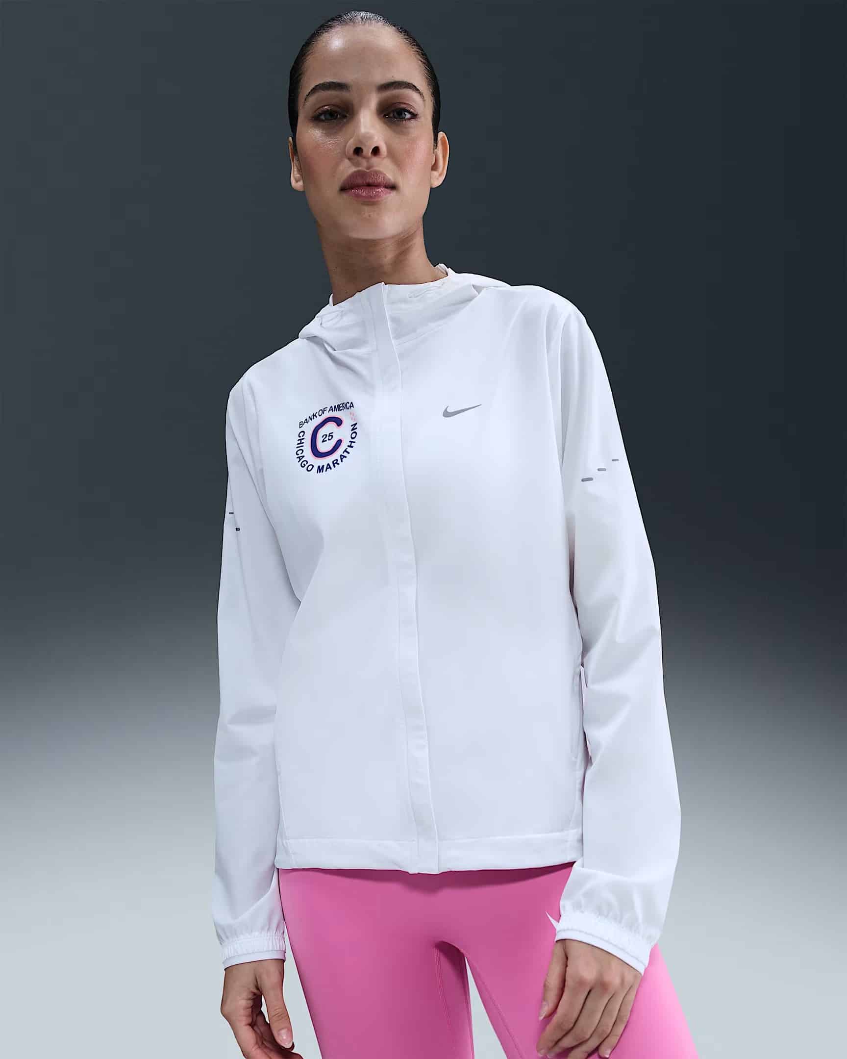 À deux semaines du départ de la 47e édition du Marathon de Chicago, Nike dévoile enfin la collection officielle de la course. Comme pour les autres Majors, cette capsule est très attendue des participants, qui y trouvent à la fois des pièces techniques inédites et, surtout, de véritables symboles de leur accomplissement. Plus qu’une ligne de vêtements de running, c’est un hommage à Chicago, à son identité et à sa culture, avec en toile de fond son métro aérien qui traverse le Loop, cœur vibrant du centre-ville.