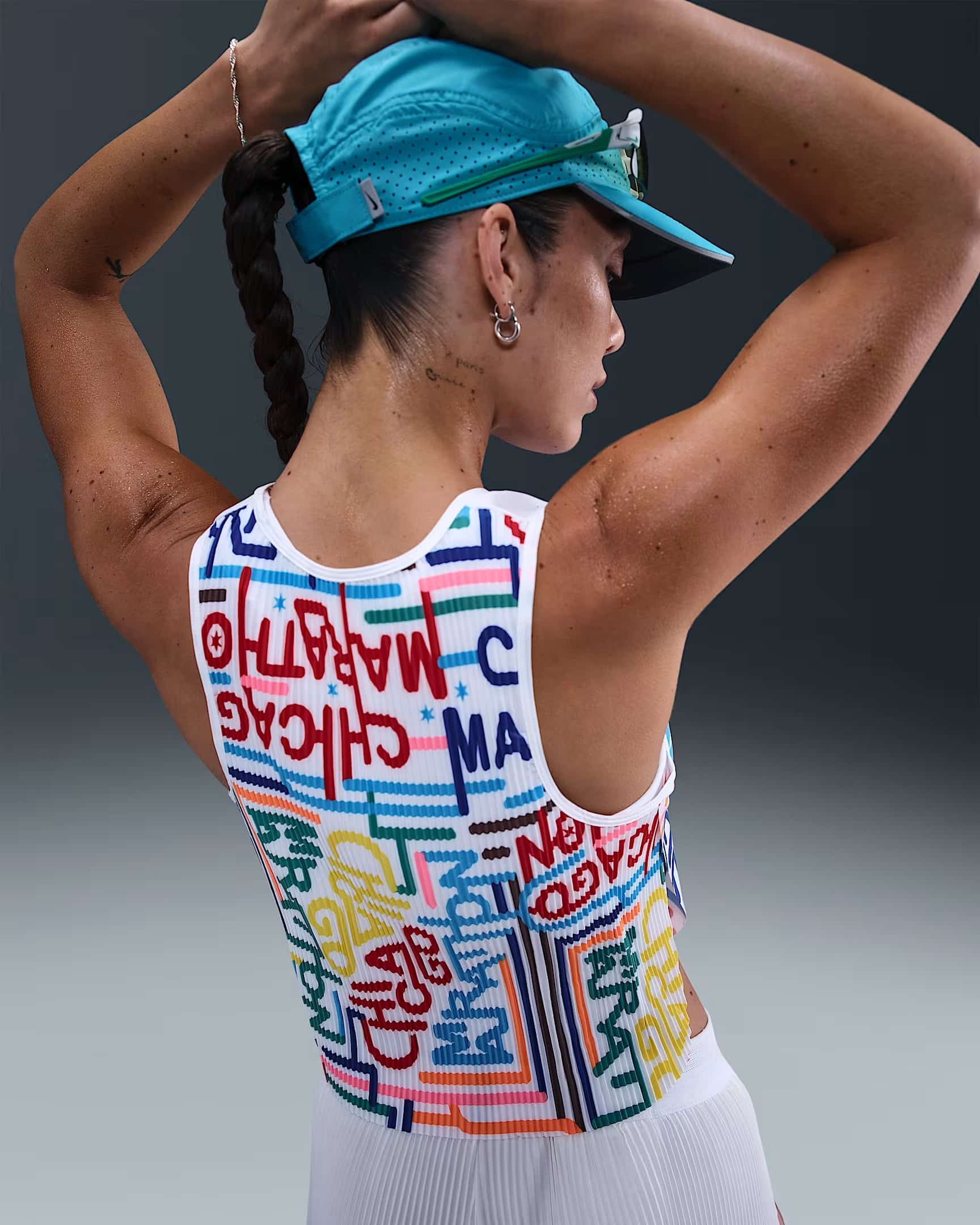 À deux semaines du départ de la 47e édition du Marathon de Chicago, Nike dévoile enfin la collection officielle de la course. Comme pour les autres Majors, cette capsule est très attendue des participants, qui y trouvent à la fois des pièces techniques inédites et, surtout, de véritables symboles de leur accomplissement. Plus qu’une ligne de vêtements de running, c’est un hommage à Chicago, à son identité et à sa culture, avec en toile de fond son métro aérien qui traverse le Loop, cœur vibrant du centre-ville.