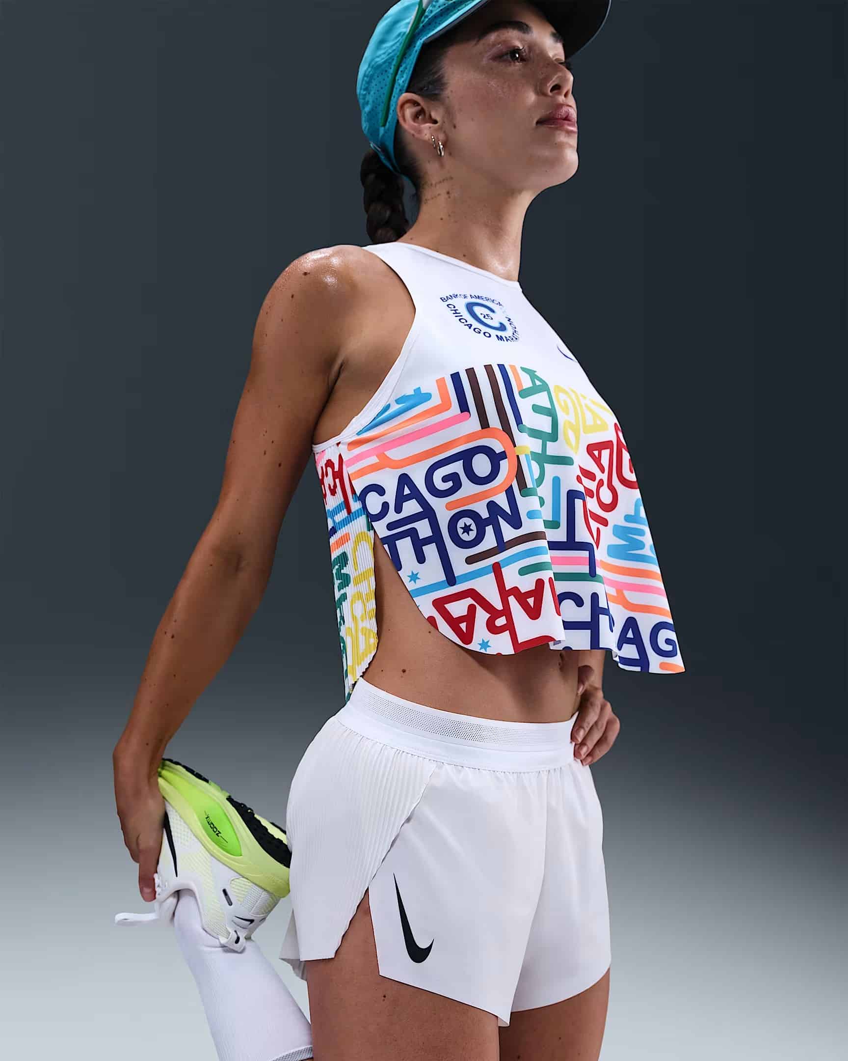 À deux semaines du départ de la 47e édition du Marathon de Chicago, Nike dévoile enfin la collection officielle de la course. Comme pour les autres Majors, cette capsule est très attendue des participants, qui y trouvent à la fois des pièces techniques inédites et, surtout, de véritables symboles de leur accomplissement. Plus qu’une ligne de vêtements de running, c’est un hommage à Chicago, à son identité et à sa culture, avec en toile de fond son métro aérien qui traverse le Loop, cœur vibrant du centre-ville.