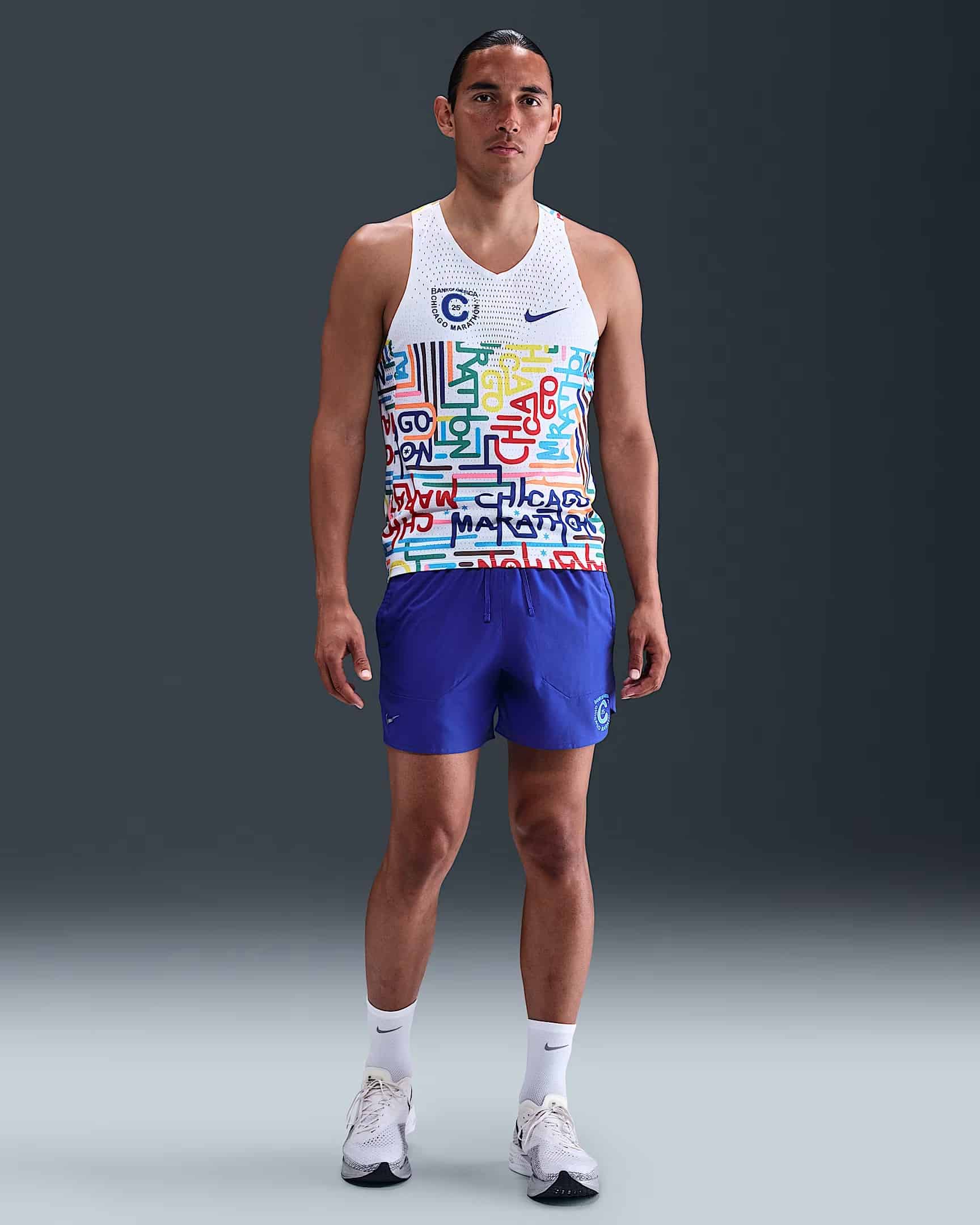 À deux semaines du départ de la 47e édition du Marathon de Chicago, Nike dévoile enfin la collection officielle de la course. Comme pour les autres Majors, cette capsule est très attendue des participants, qui y trouvent à la fois des pièces techniques inédites et, surtout, de véritables symboles de leur accomplissement. Plus qu’une ligne de vêtements de running, c’est un hommage à Chicago, à son identité et à sa culture, avec en toile de fond son métro aérien qui traverse le Loop, cœur vibrant du centre-ville.