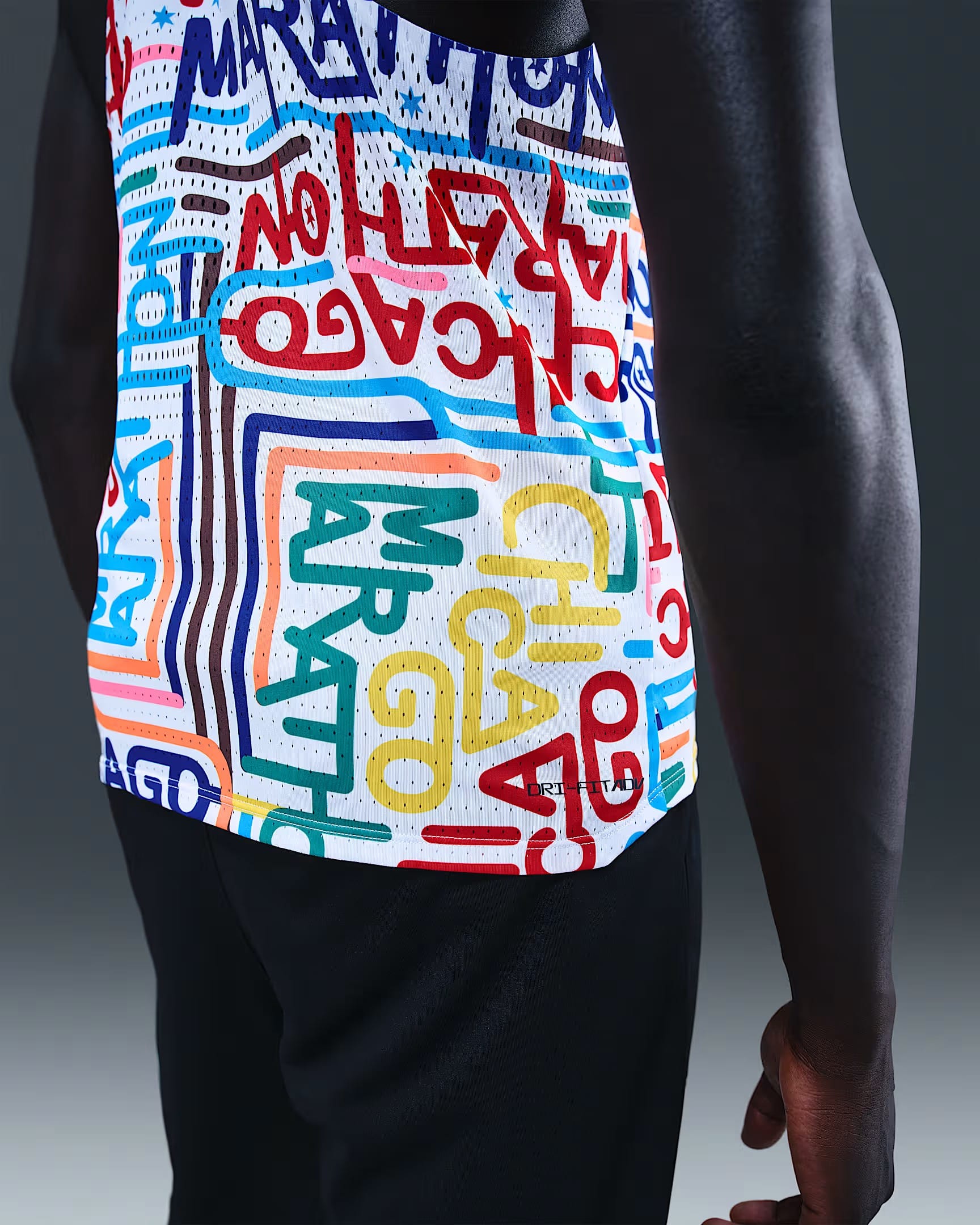 À deux semaines du départ de la 47e édition du Marathon de Chicago, Nike dévoile enfin la collection officielle de la course. Comme pour les autres Majors, cette capsule est très attendue des participants, qui y trouvent à la fois des pièces techniques inédites et, surtout, de véritables symboles de leur accomplissement. Plus qu’une ligne de vêtements de running, c’est un hommage à Chicago, à son identité et à sa culture, avec en toile de fond son métro aérien qui traverse le Loop, cœur vibrant du centre-ville.