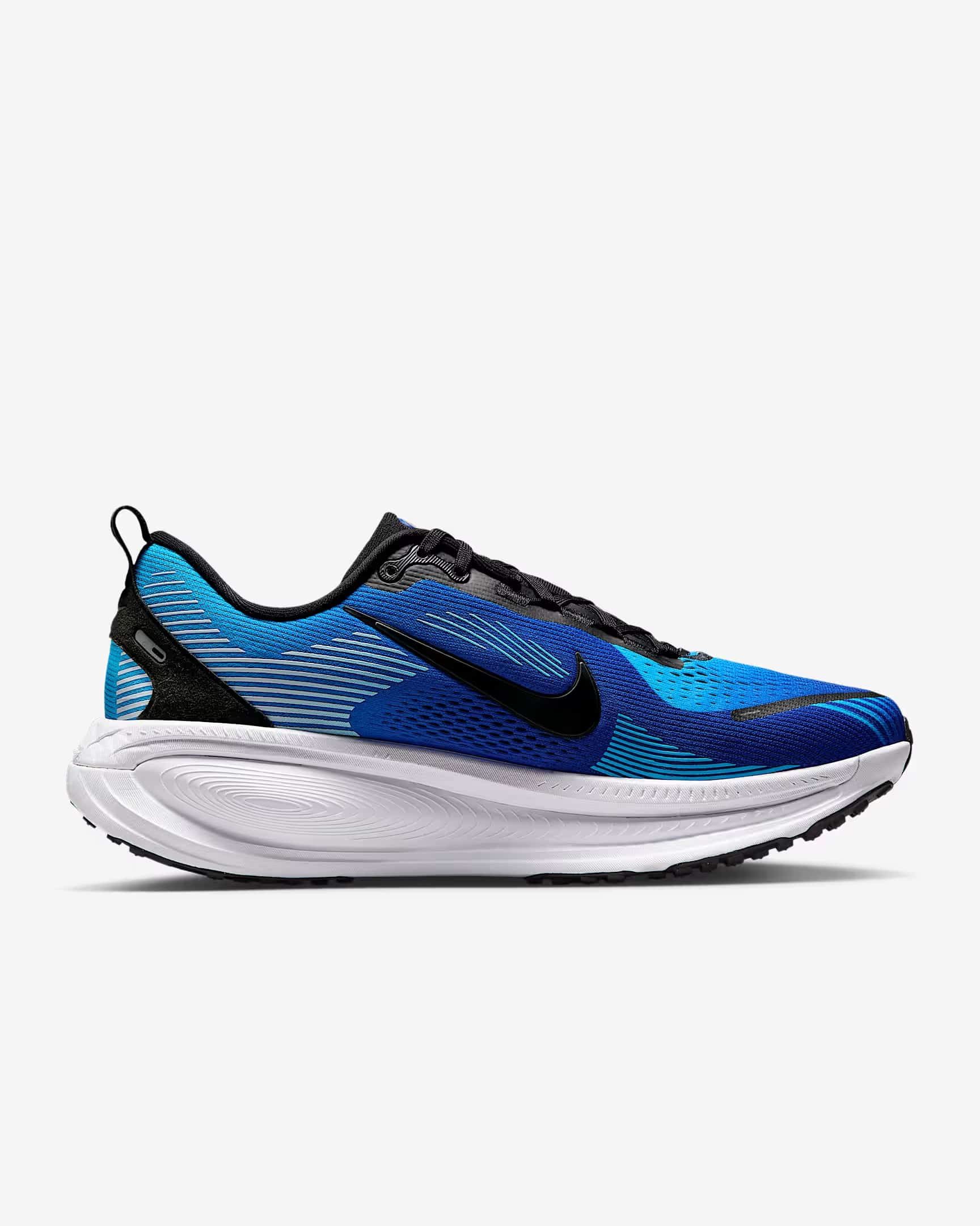À deux semaines du départ de la 47e édition du Marathon de Chicago, Nike dévoile enfin la collection officielle de la course. Comme pour les autres Majors, cette capsule est très attendue des participants, qui y trouvent à la fois des pièces techniques inédites et, surtout, de véritables symboles de leur accomplissement. Plus qu’une ligne de vêtements de running, c’est un hommage à Chicago, à son identité et à sa culture, avec en toile de fond son métro aérien qui traverse le Loop, cœur vibrant du centre-ville.