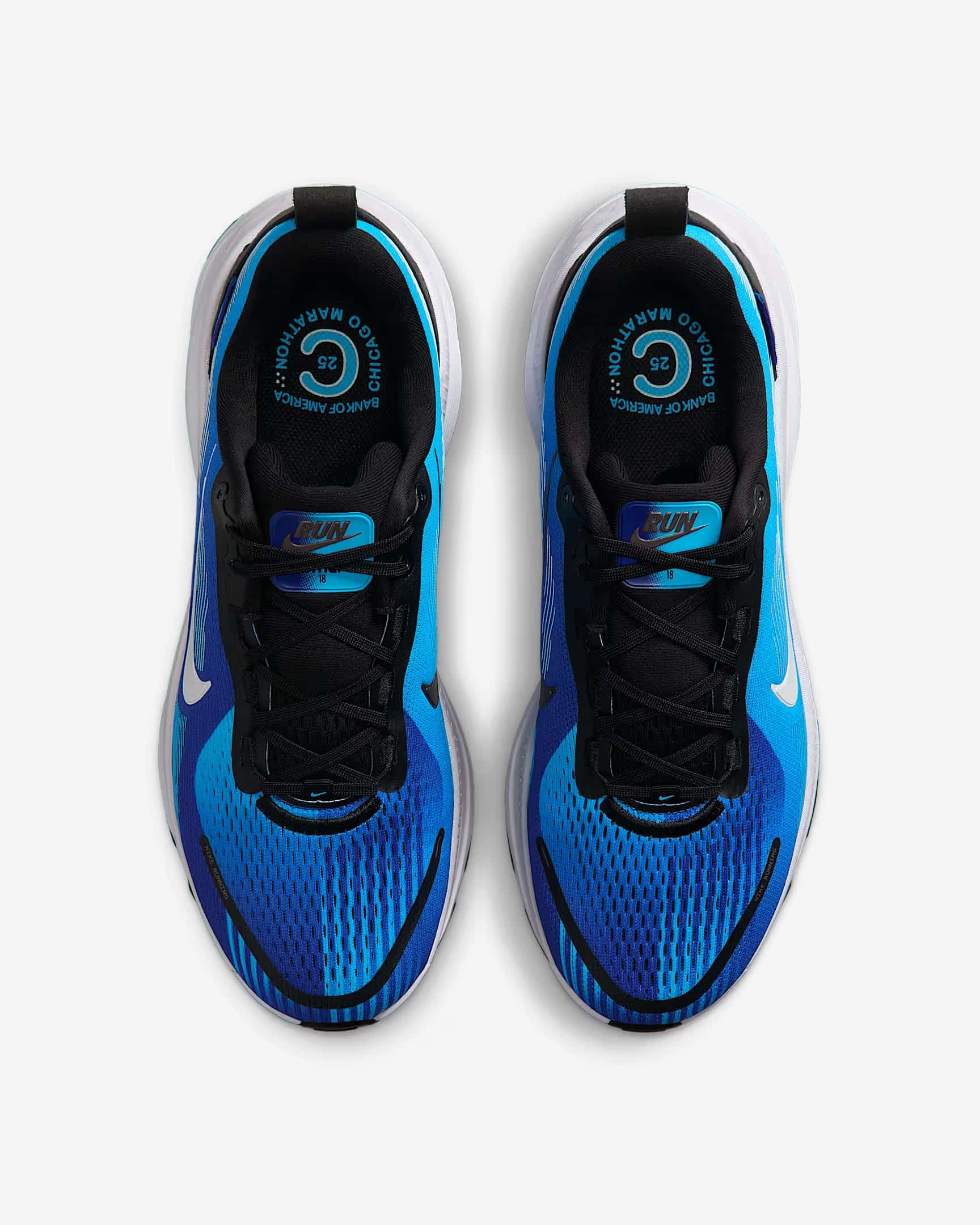À deux semaines du départ de la 47e édition du Marathon de Chicago, Nike dévoile enfin la collection officielle de la course. Comme pour les autres Majors, cette capsule est très attendue des participants, qui y trouvent à la fois des pièces techniques inédites et, surtout, de véritables symboles de leur accomplissement. Plus qu’une ligne de vêtements de running, c’est un hommage à Chicago, à son identité et à sa culture, avec en toile de fond son métro aérien qui traverse le Loop, cœur vibrant du centre-ville.