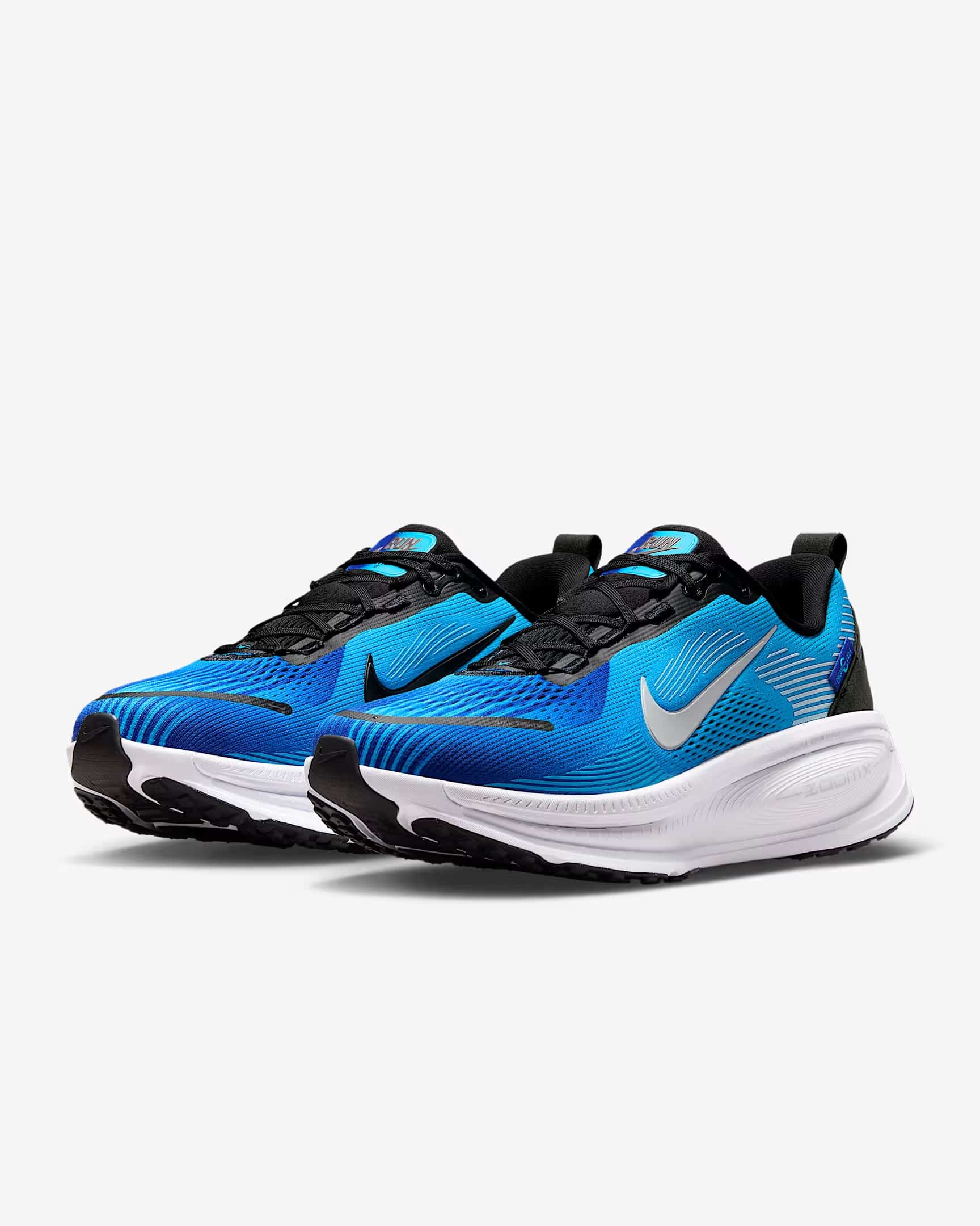 À deux semaines du départ de la 47e édition du Marathon de Chicago, Nike dévoile enfin la collection officielle de la course. Comme pour les autres Majors, cette capsule est très attendue des participants, qui y trouvent à la fois des pièces techniques inédites et, surtout, de véritables symboles de leur accomplissement. Plus qu’une ligne de vêtements de running, c’est un hommage à Chicago, à son identité et à sa culture, avec en toile de fond son métro aérien qui traverse le Loop, cœur vibrant du centre-ville.