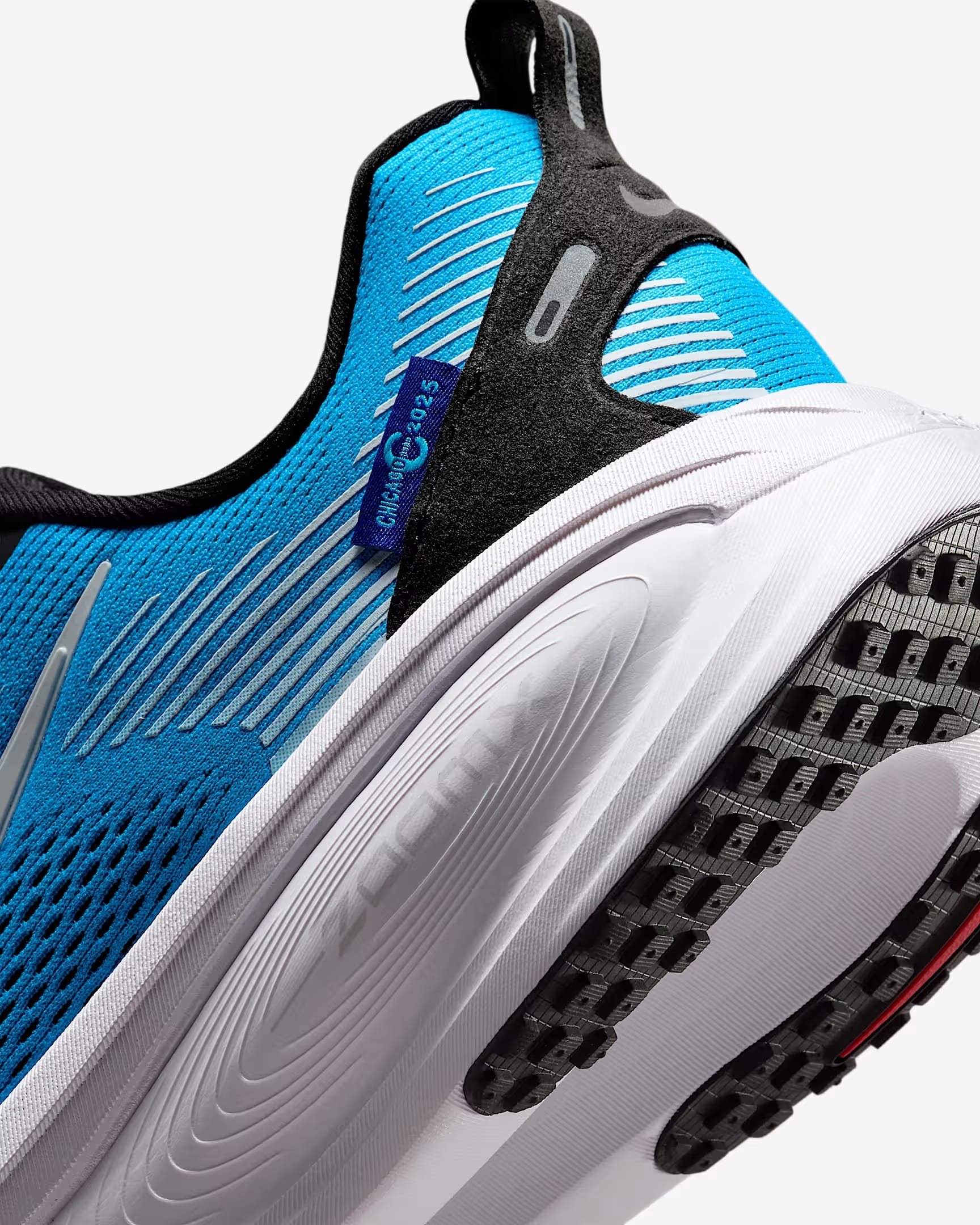 À deux semaines du départ de la 47e édition du Marathon de Chicago, Nike dévoile enfin la collection officielle de la course. Comme pour les autres Majors, cette capsule est très attendue des participants, qui y trouvent à la fois des pièces techniques inédites et, surtout, de véritables symboles de leur accomplissement. Plus qu’une ligne de vêtements de running, c’est un hommage à Chicago, à son identité et à sa culture, avec en toile de fond son métro aérien qui traverse le Loop, cœur vibrant du centre-ville.