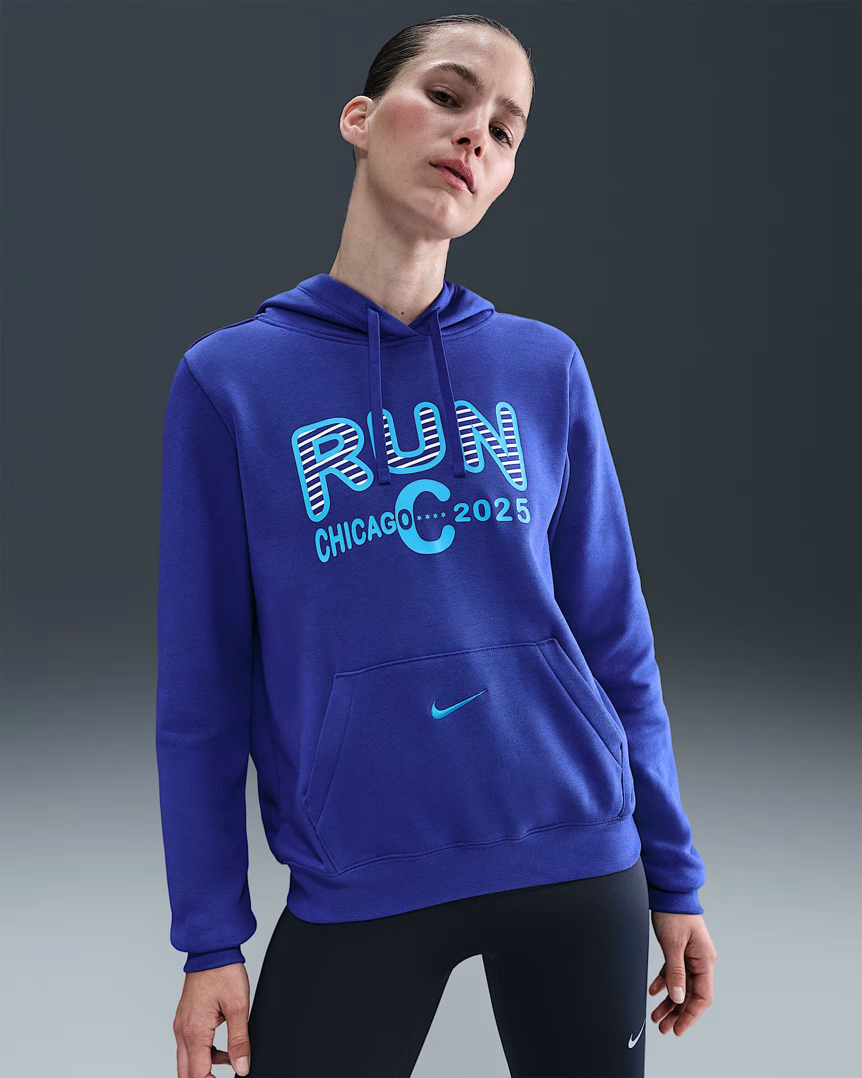 À deux semaines du départ de la 47e édition du Marathon de Chicago, Nike dévoile enfin la collection officielle de la course. Comme pour les autres Majors, cette capsule est très attendue des participants, qui y trouvent à la fois des pièces techniques inédites et, surtout, de véritables symboles de leur accomplissement. Plus qu’une ligne de vêtements de running, c’est un hommage à Chicago, à son identité et à sa culture, avec en toile de fond son métro aérien qui traverse le Loop, cœur vibrant du centre-ville.