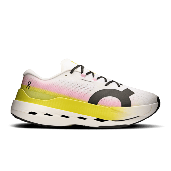 Depuis quelques années, le marché du running est dominé par les supershoes, ces chaussures à plaque carbone pensées pour courir très vite. De véritables avancées technologiques pour les élites, avec leur foulée dynamique et efficace. Mais ces modèles peuvent être très exigeants et pas toujours adaptés à tous. Alors qu’en est-il de la grande majorité des runners, ceux qui cherchent avant tout de la protection, de la structure et du confort pour leur course ? C’est justement pour cette raison que la toute nouvelle On Cloudboom Max a été pensée : une chaussure de compétition conçue pour accompagner les marathoniens visant un chrono entre 4h00 et 4h30. En clair : une chaussure performante, mais surtout pensée pour tenir les 42,195 km avec plaisir et sérénité.
