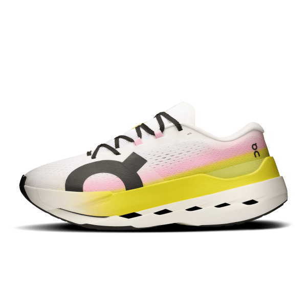 Depuis quelques années, le marché du running est dominé par les supershoes, ces chaussures à plaque carbone pensées pour courir très vite. De véritables avancées technologiques pour les élites, avec leur foulée dynamique et efficace. Mais ces modèles peuvent être très exigeants et pas toujours adaptés à tous. Alors qu’en est-il de la grande majorité des runners, ceux qui cherchent avant tout de la protection, de la structure et du confort pour leur course ? C’est justement pour cette raison que la toute nouvelle On Cloudboom Max a été pensée : une chaussure de compétition conçue pour accompagner les marathoniens visant un chrono entre 4h00 et 4h30. En clair : une chaussure performante, mais surtout pensée pour tenir les 42,195 km avec plaisir et sérénité.