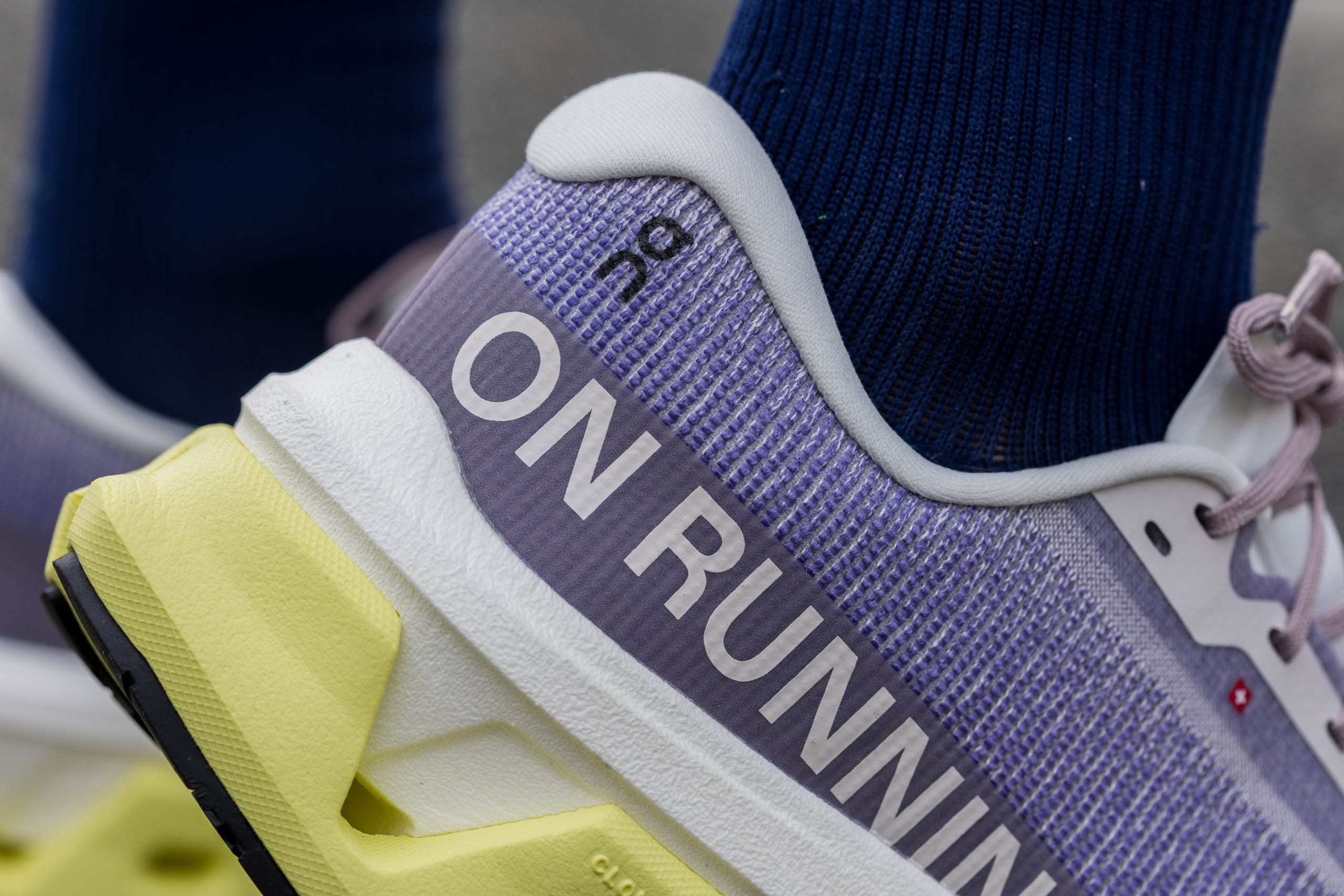 Dans la foulée de la sortie de la Cloudmonster 3, la marque helvète On a dévoilé la Cloudmonster 3 Hyper. Une chaussure qui combine amorti généreux et dynamisme, pensée pour avaler les kilomètres. Marathons.com l’a mise à l’épreuve ces dernières semaines lors de différents types d’entraînements, entre footings, sorties longues et séances un peu plus rythmées.