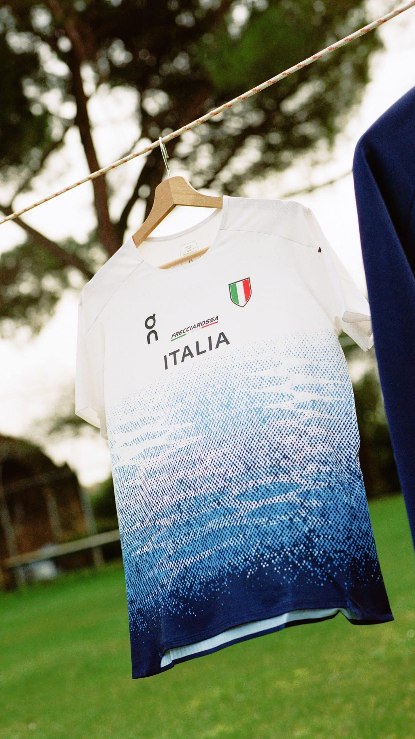 On devient partenaire officiel de la FIDAL et dévoile le nouveau kit 2026 de l’équipe d’Italie. Un partenariat stratégique majeur pour la marque et l’avenir de l’athlétisme italien.