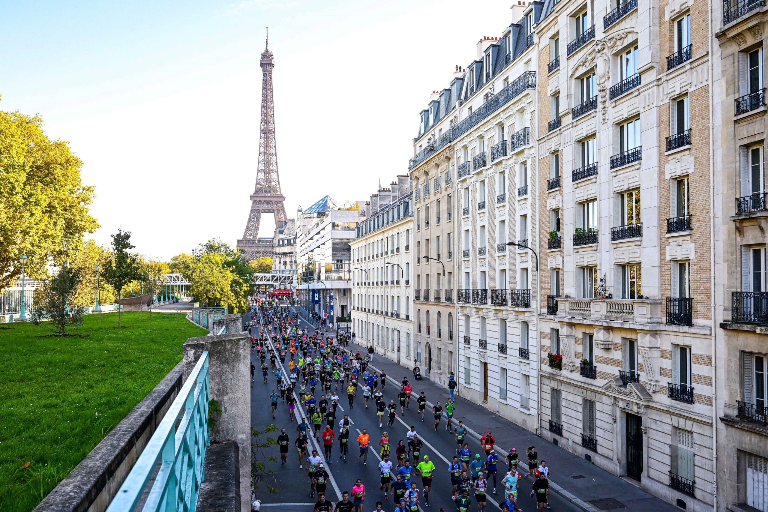 Ciel bleu, soleil éclatant et ambiance populaire : Paris-Versailles a encore offert ce dimanche une édition radieuse. Depuis la Tour Eiffel jusqu’au Château de Versailles, 25 000 coureurs ont avalé les 16,2 km de ce parcours mythique, entre fête populaire et véritable défi sportif. Dans ce décor de rêve, ce sont Mélody Julien (53'03) et Faustin Guigon (50'13) qui ont brillé en signant deux très belles performances.
