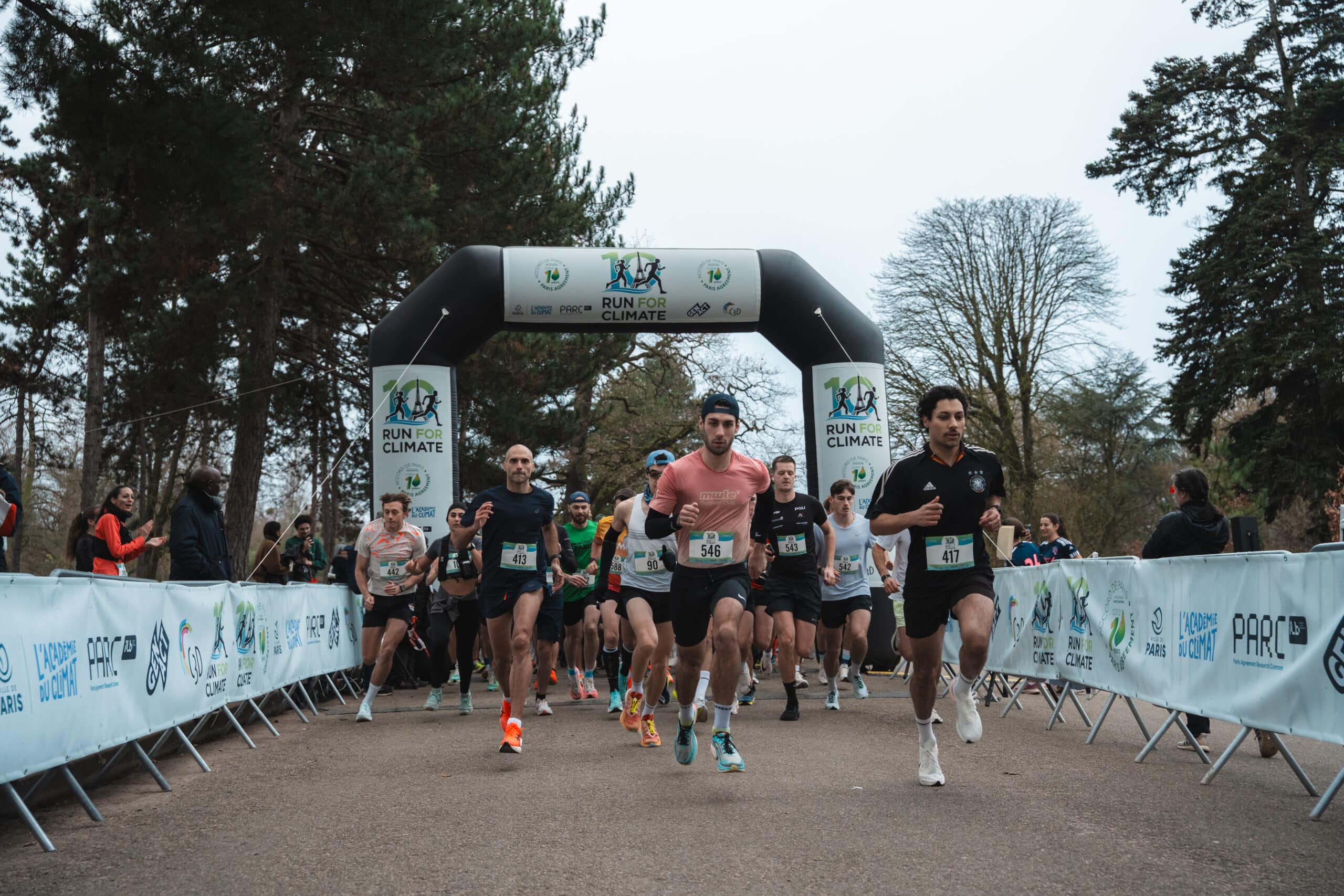 À deux pas du Pavillon Royal du Bois de Boulogne, 700 coureurs se sont élancés pour deux boucles lors du 10 km Run For Climate, initié par la Fondation PARC et organisé par EcoTrail Organisation, pour soutenir la cause climatique.