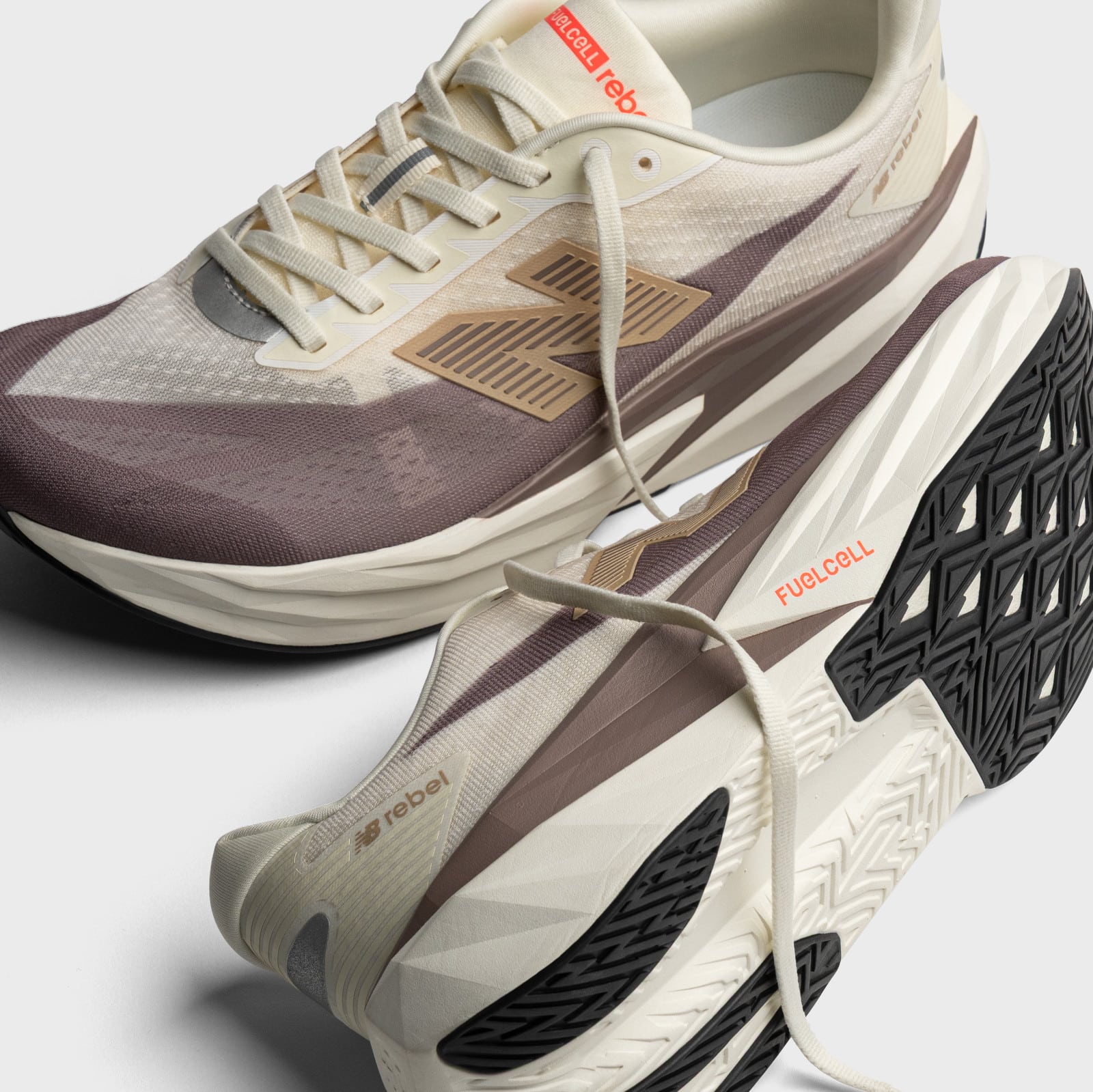 S’il ne devait en rester qu’une, ce serait sans doute celle-là. La New Balance FuelCell Rebel v5 s’impose comme un véritable couteau suisse dans le monde exigeant des chaussures de running. Avec cette cinquième itération de son modèle d’entraînement, New Balance propose une chaussure rapide, polyvalente et surtout fun. Sans plaque carbone mais avec plus de mousse sous le pied, la Rebel v5 réussit l’équilibre parfait entre dynamisme, confort et accessibilité pour courir au quotidien. De quoi séduire un très large éventail de coureurs, du débutant au runner expérimenté.