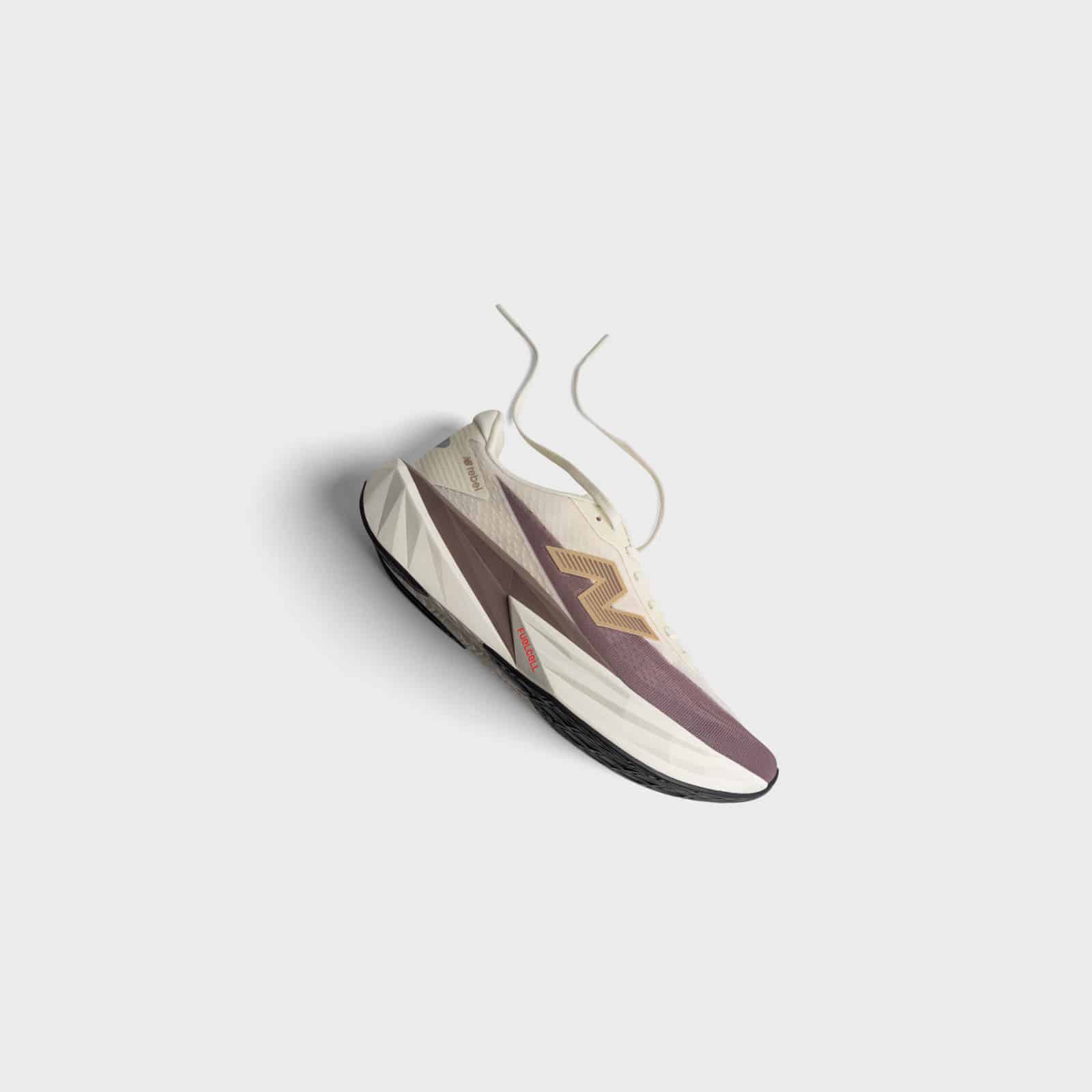 S’il ne devait en rester qu’une, ce serait sans doute celle-là. La New Balance FuelCell Rebel v5 s’impose comme un véritable couteau suisse dans le monde exigeant des chaussures de running. Avec cette cinquième itération de son modèle d’entraînement, New Balance propose une chaussure rapide, polyvalente et surtout fun. Sans plaque carbone mais avec plus de mousse sous le pied, la Rebel v5 réussit l’équilibre parfait entre dynamisme, confort et accessibilité pour courir au quotidien. De quoi séduire un très large éventail de coureurs, du débutant au runner expérimenté.