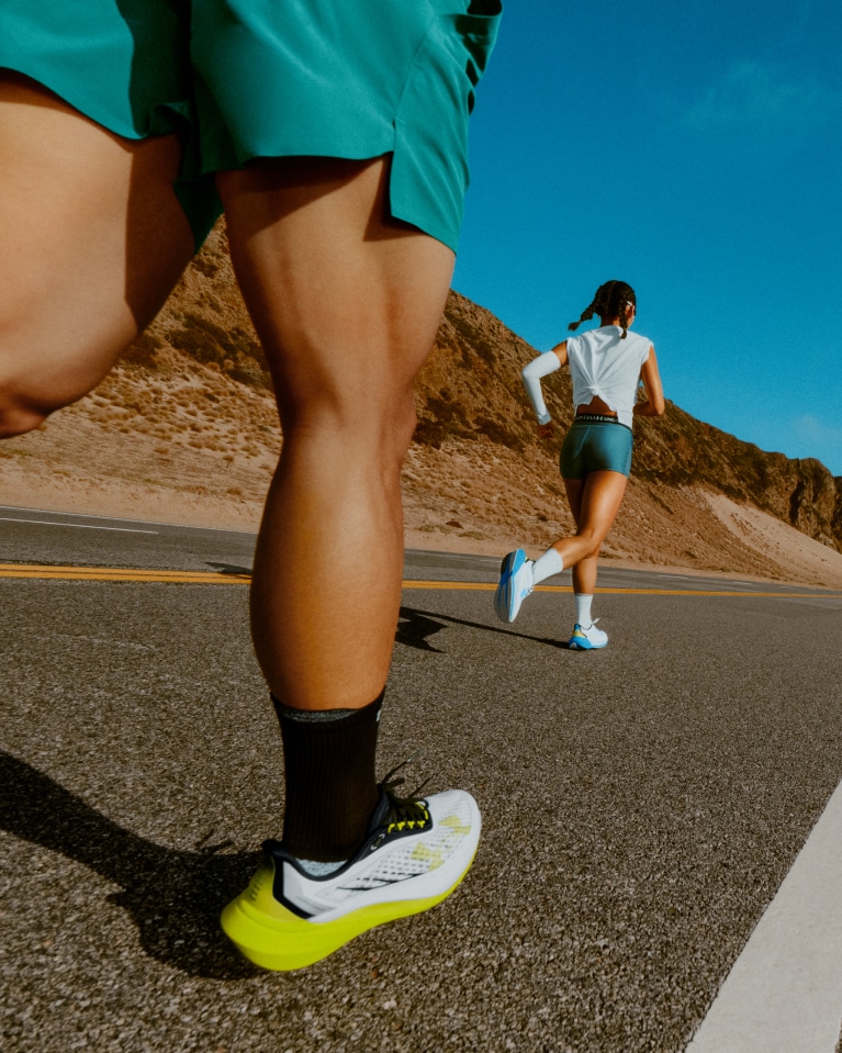 Under Armour complète sa gamme performance avec les nouvelles Velociti Distance et Pace. Deux modèles pensés pour structurer l’entraînement, du kilométrage quotidien aux séances dynamiques, aux côtés de la Velociti Elite 3 portée par Sharon Lokedi.