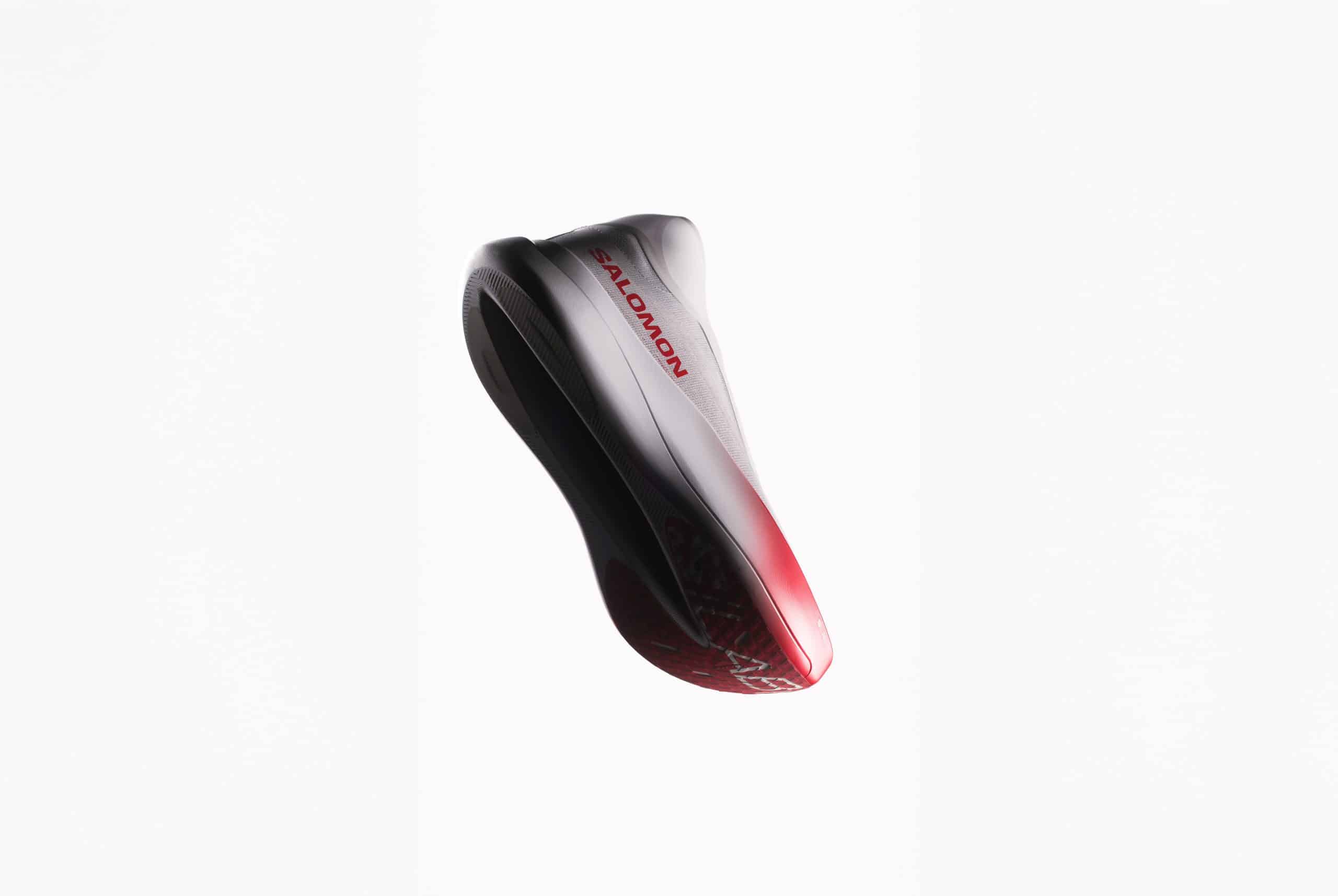 Salomon dévoile la S/LAB Phantasm 3, une chaussure de compétition à plaque carbone pensée pour la route. Design aérodynamique testé en soufflerie, mousse optiFOAM+ à base de PEBA et plaque carbone energyBLADE pour maximiser vitesse et efficacité du 5 km au marathon.