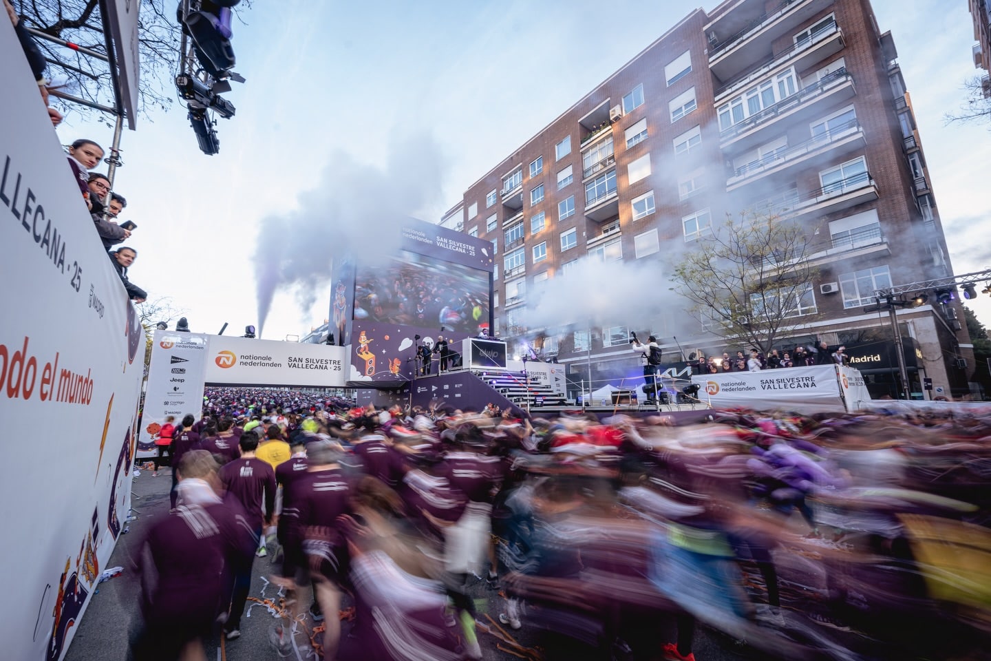 San Silvestre Vallecana est l’un des 10 km les plus populaires en Espagne et même dans le monde. L’événement se déroule chaque 31 décembre depuis 1964 dans les rues de Madrid, dans une course qui mêle amateurs et athlètes internationaux. Plus de 42 000 coureurs ont pris part à ce rendez-vous de grande envergure, pour fêter le passage en 2026 en beauté.